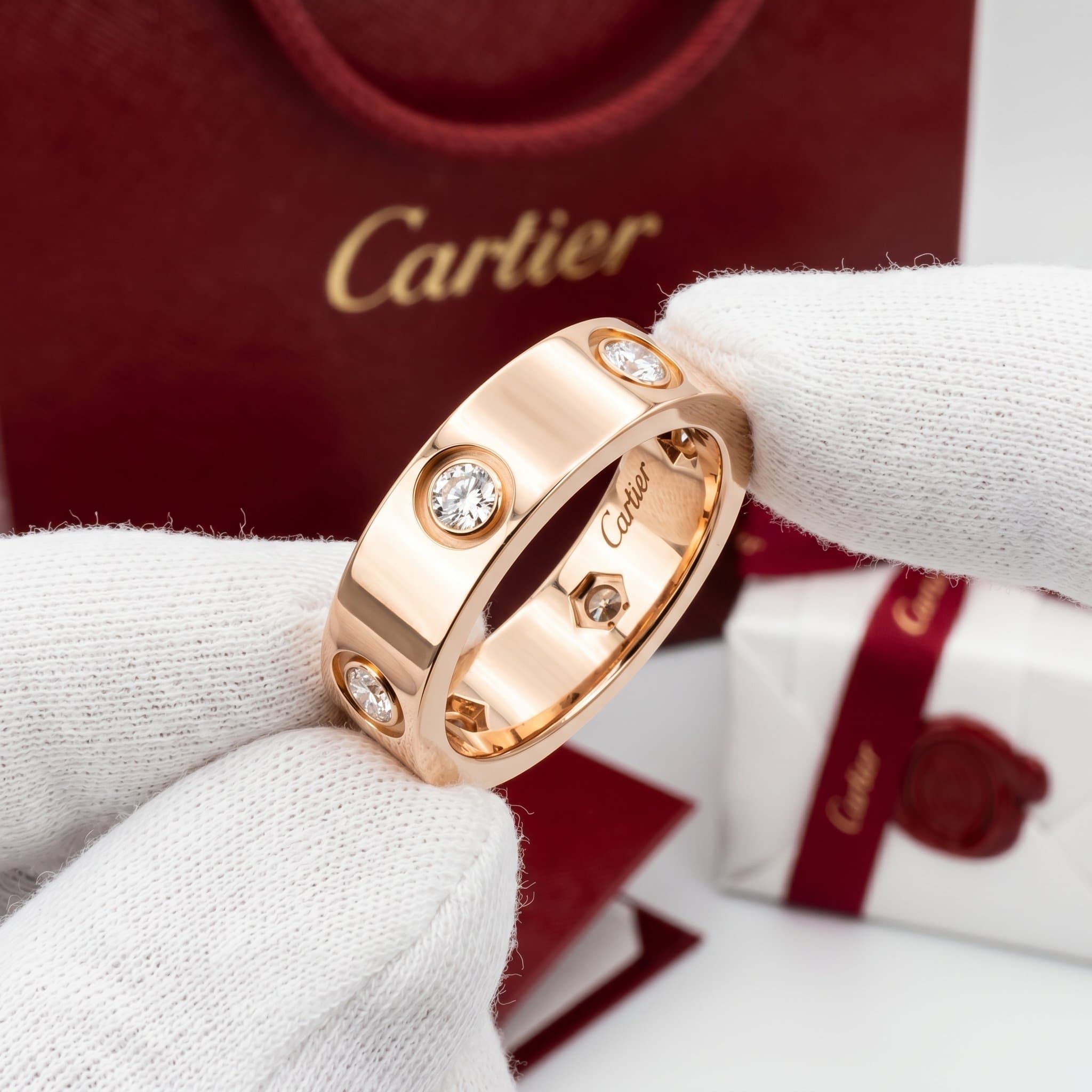 Золотое кольцо Cartier Love с бриллиантами, классическая модель, 6 бриллиантов — фото 3