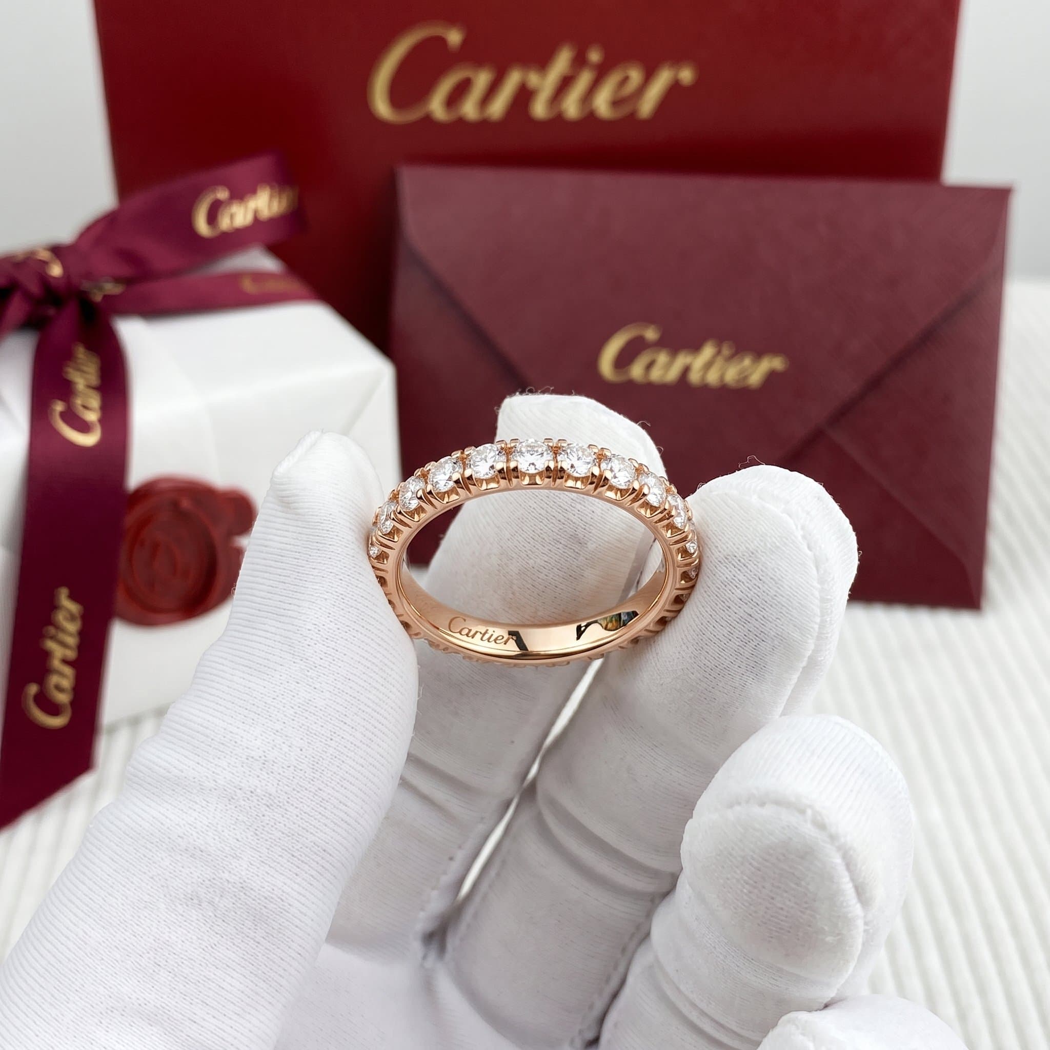Золотое обручальное кольцо Cartier Étincelle с бриллиантами, ширина 2,6 мм, частичное паве