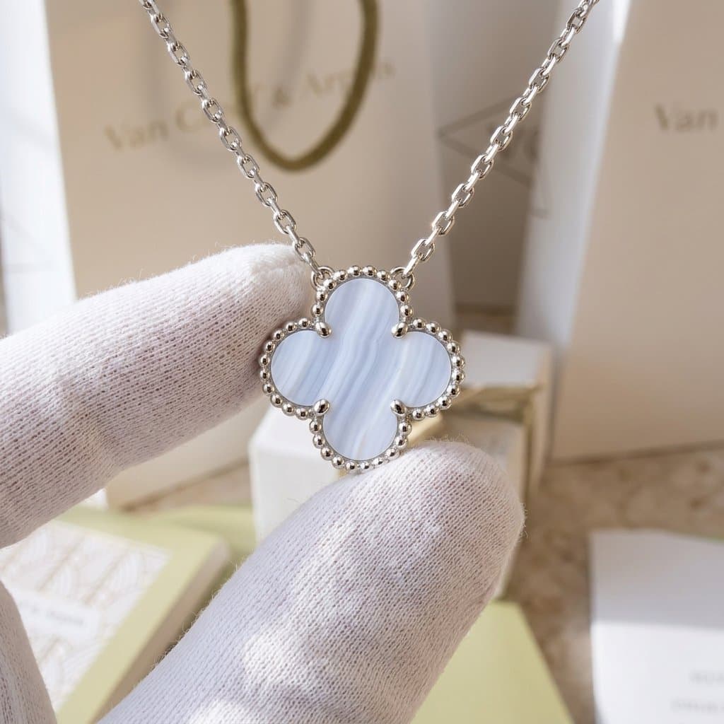Кулон Van Cleef & Arpels Vintage Alhambra, белое золото, халцедон, Белое золото