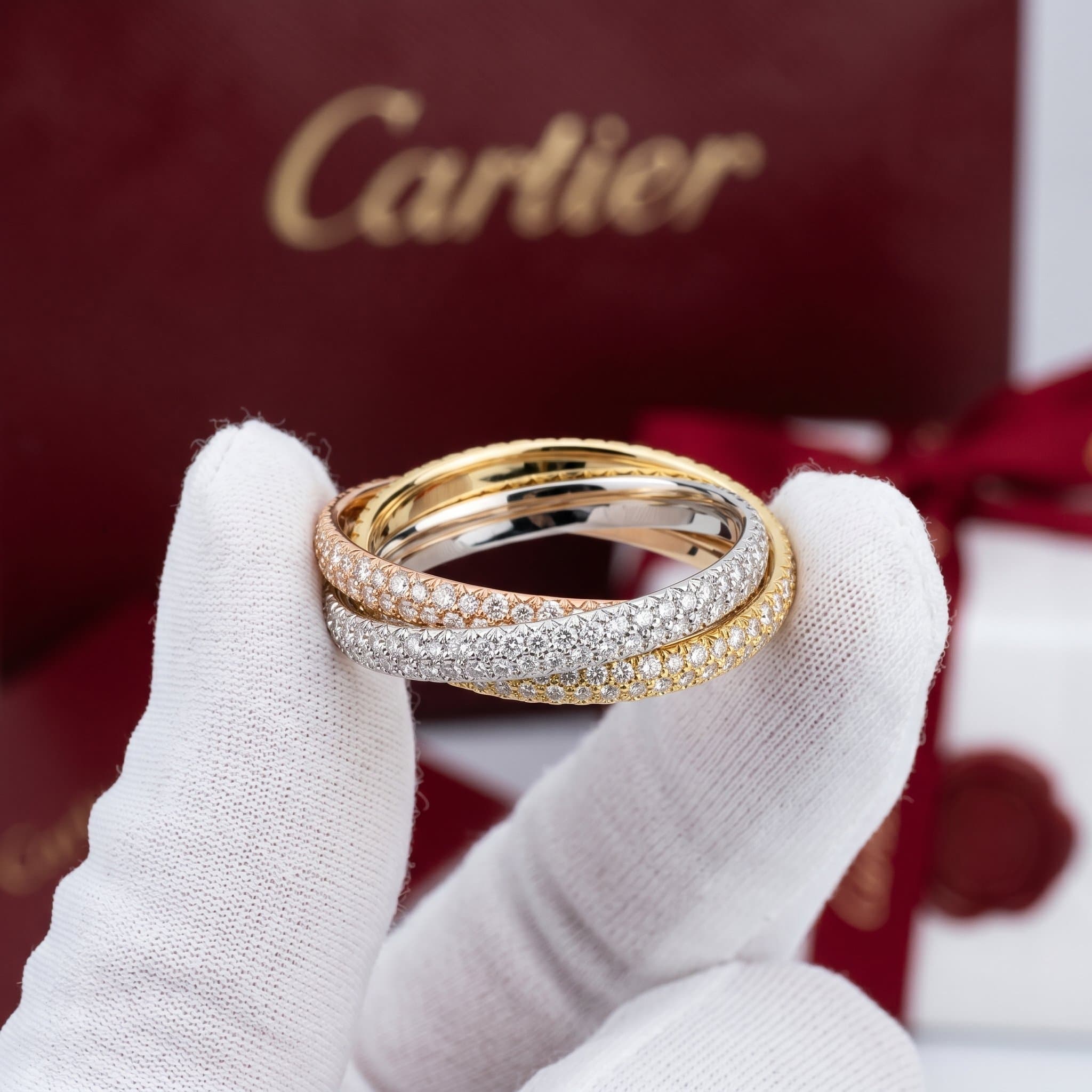 Золотое кольцо Cartier Trinity с бриллиантами, малая модель, паве, Белое и жёлтое золото
