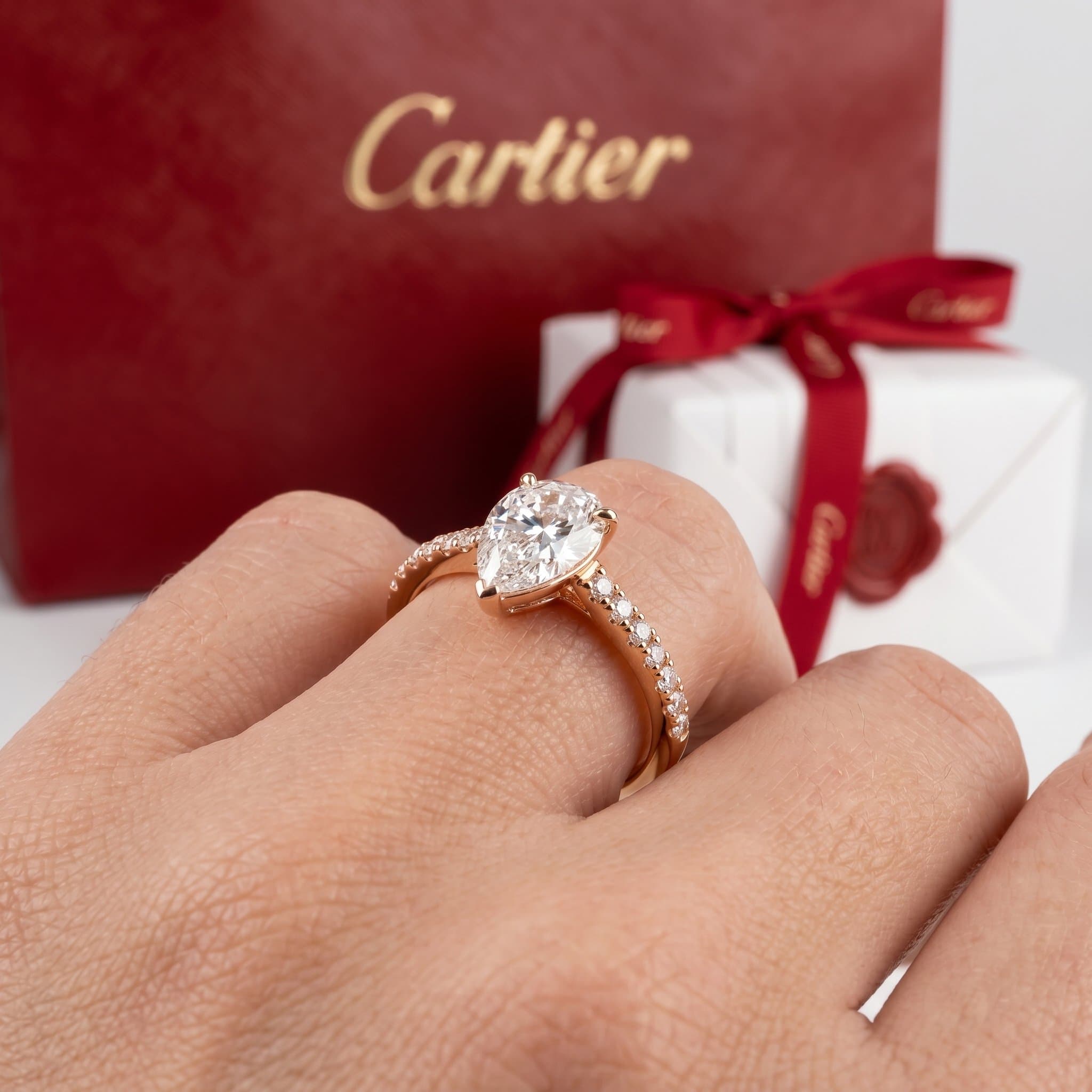 Золотое кольцо Cartier Étincelle с бриллиантами, бриллиант грушевидной огранки, паве
