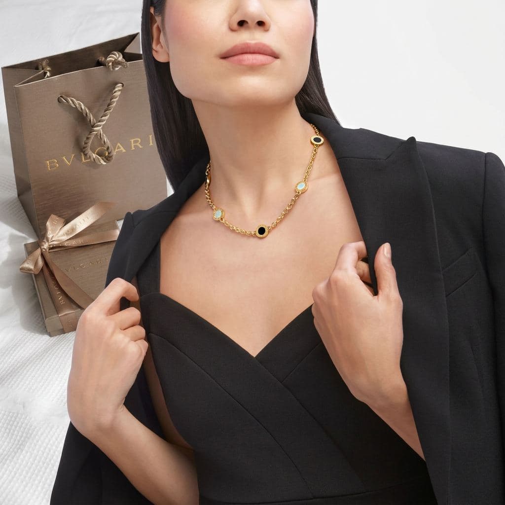 Колье BVLGARI BVLGARI из желтого золота с перламутром и ониксом