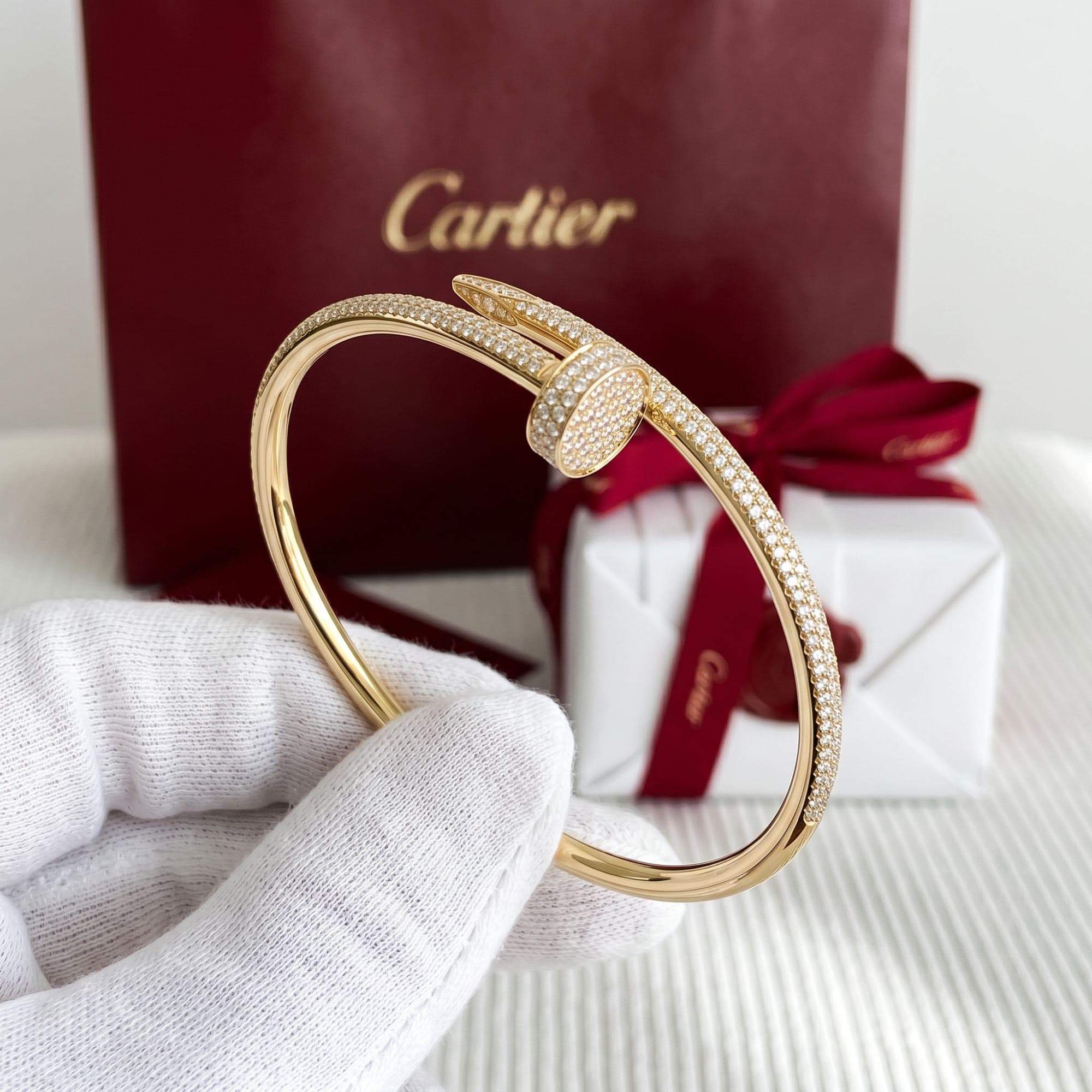 Золотой браслет Cartier Juste un Clou (гвоздь) с бриллиантами, классическая модель