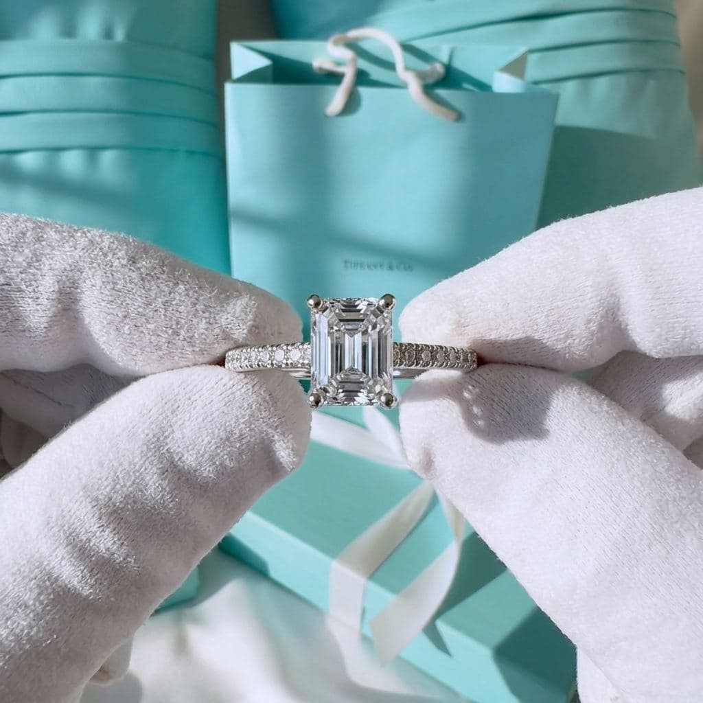 Кольцо Tiffany Novo с центральным бриллиантом огранки emerald и дорожкой из бриллиантов