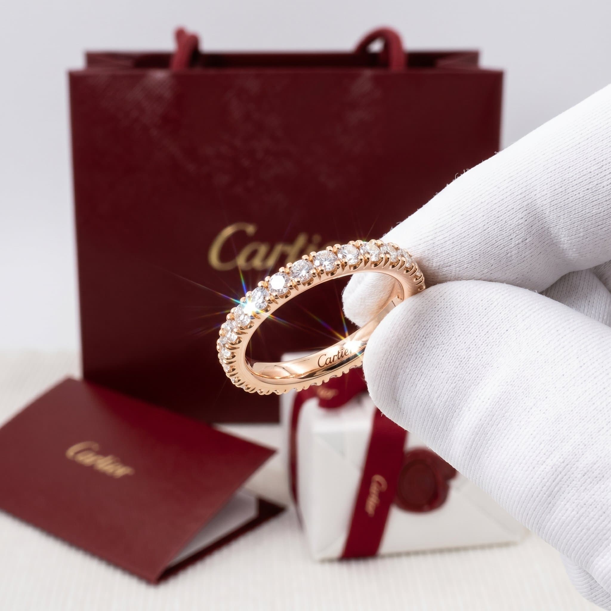Золотое обручальное кольцо Cartier Étincelle с бриллиантами, ширина 2,6 мм, паве