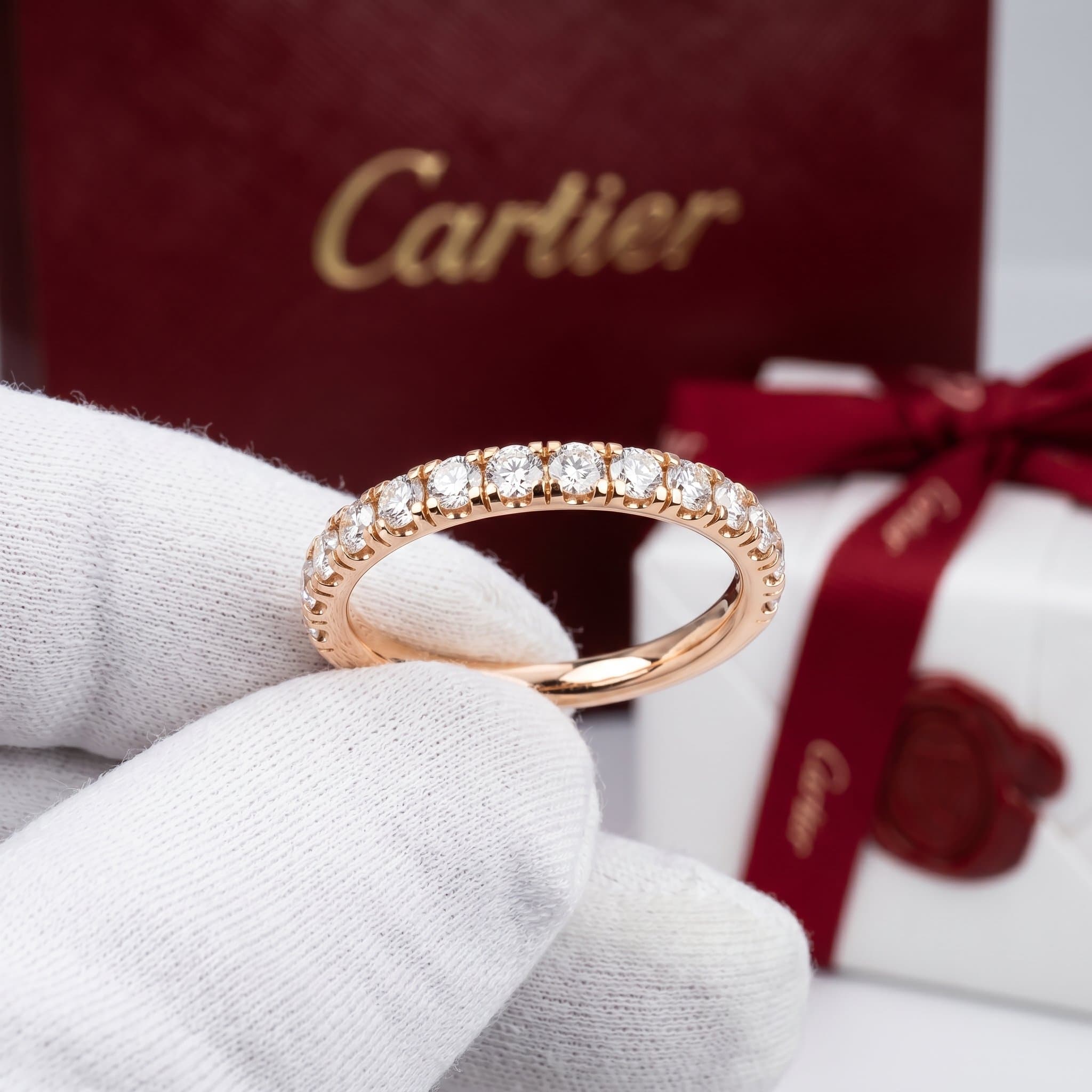 Золотое обручальное кольцо Cartier Étincelle с бриллиантами, ширина 2 мм, частичное паве