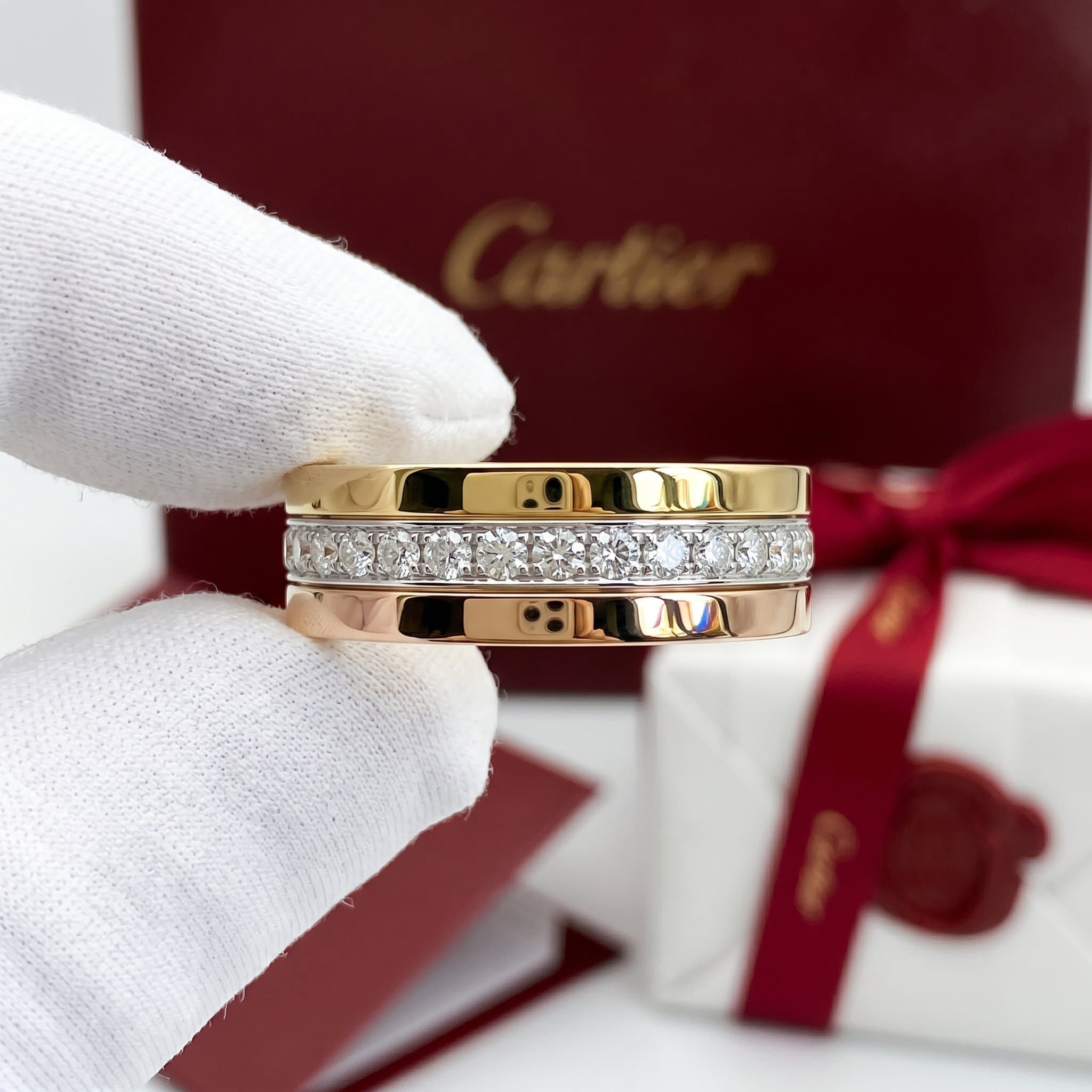 Золотое обручальное кольцо Cartier Vendôme с бриллиантами, ширина 4,8 мм, паве — фото 2