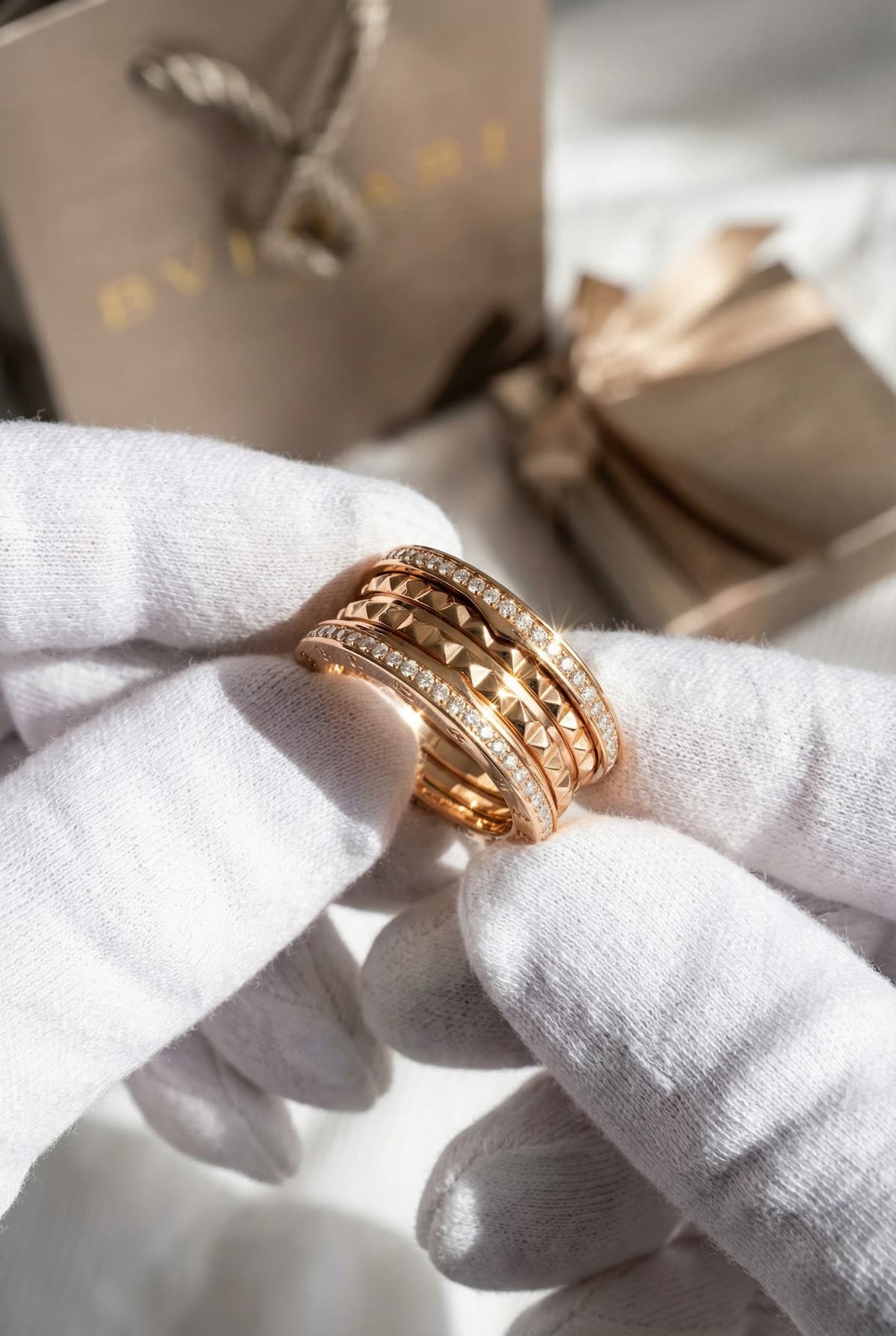 Золотое кольцо с бриллиантами Bulgari B.zero1