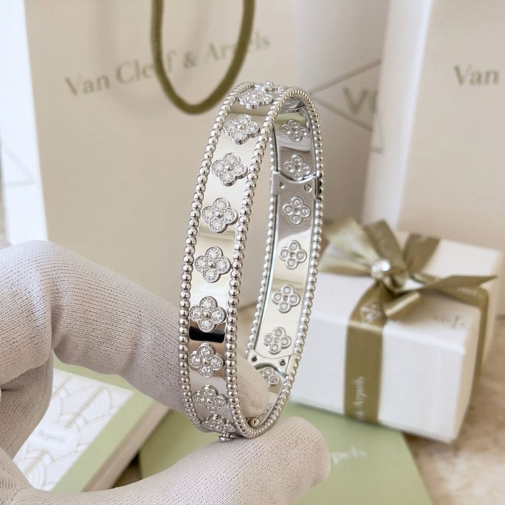 Браслет Van Cleef & Arpels Perlée clovers, средняя модель, розовое золото, бриллианты — фото 6