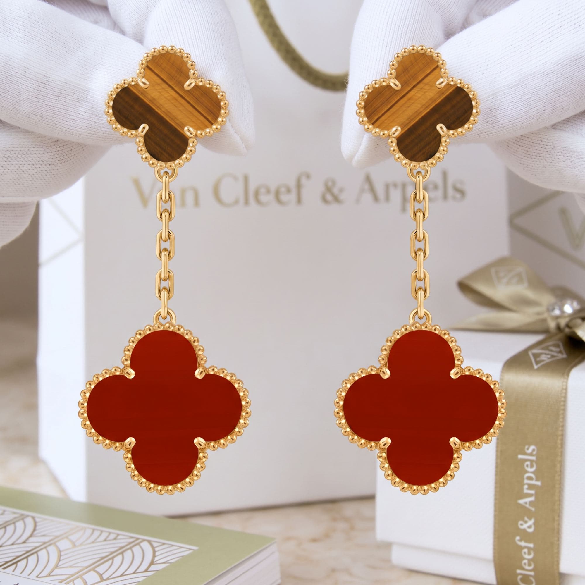 Серьги Van Cleef & Arpels Magic Alhambra, 2 мотива, Жёлтое золото