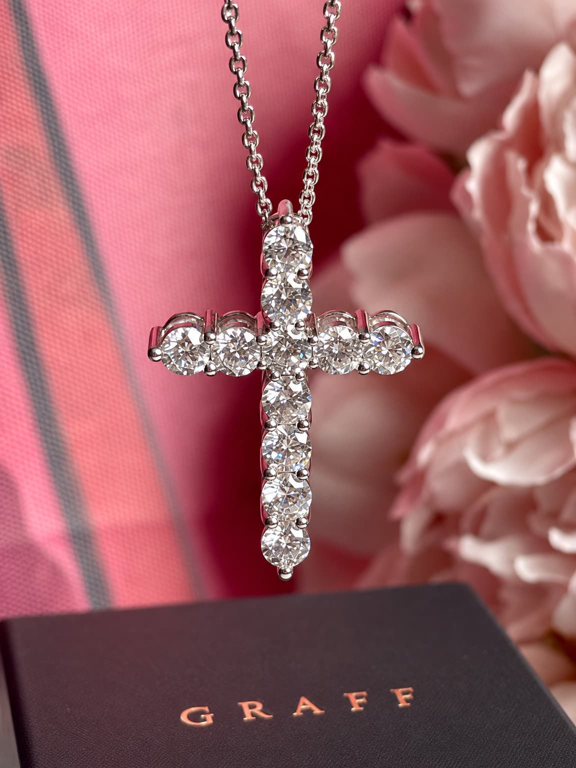 Graff Крест Graff с бриллиантами 1,89 ct