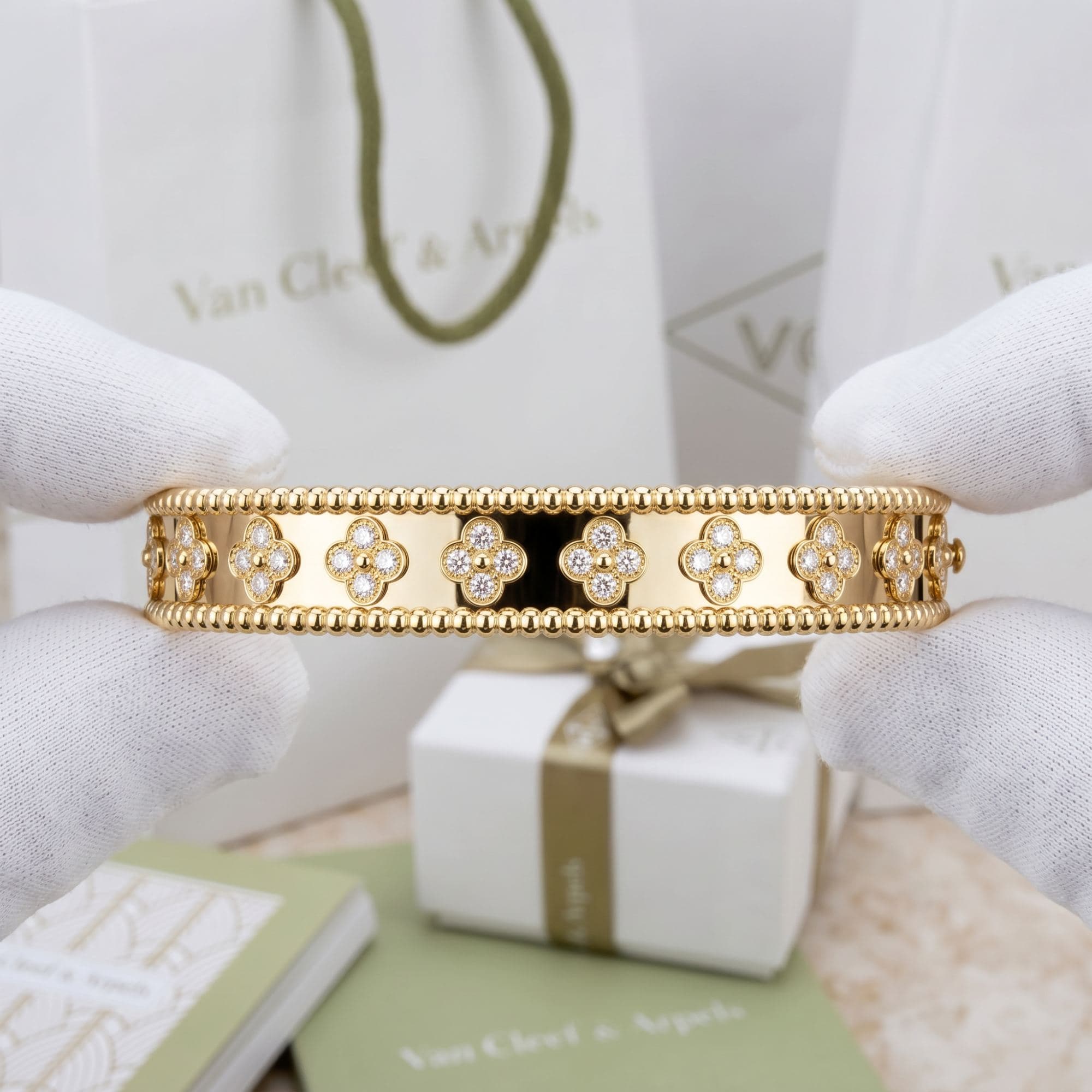 Браслет Van Cleef & Arpels Perlée clovers, средняя модель, розовое золото, бриллианты