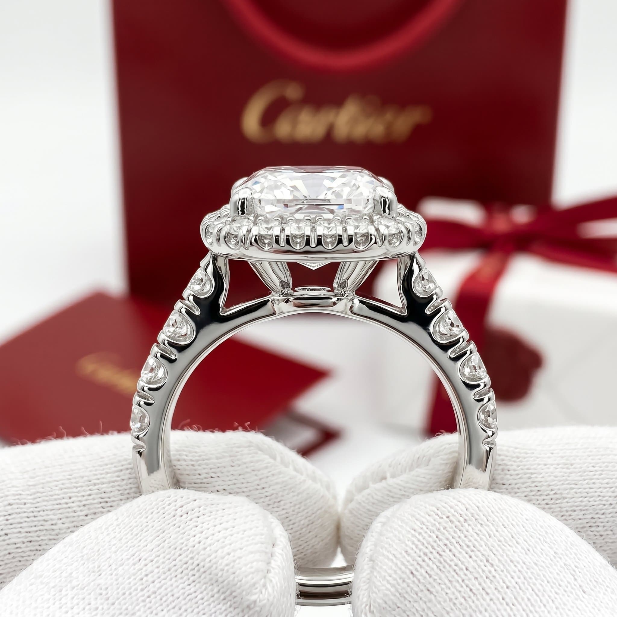 Золотое кольцо-солитер Cartier Destinée с бриллиантами, бриллиант огранки кушон, паве — фото 3