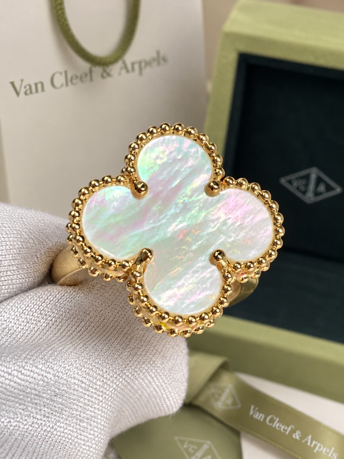Кольцо Van Cleef мотив 2 мм (белый перламутр), Жёлтое золото
