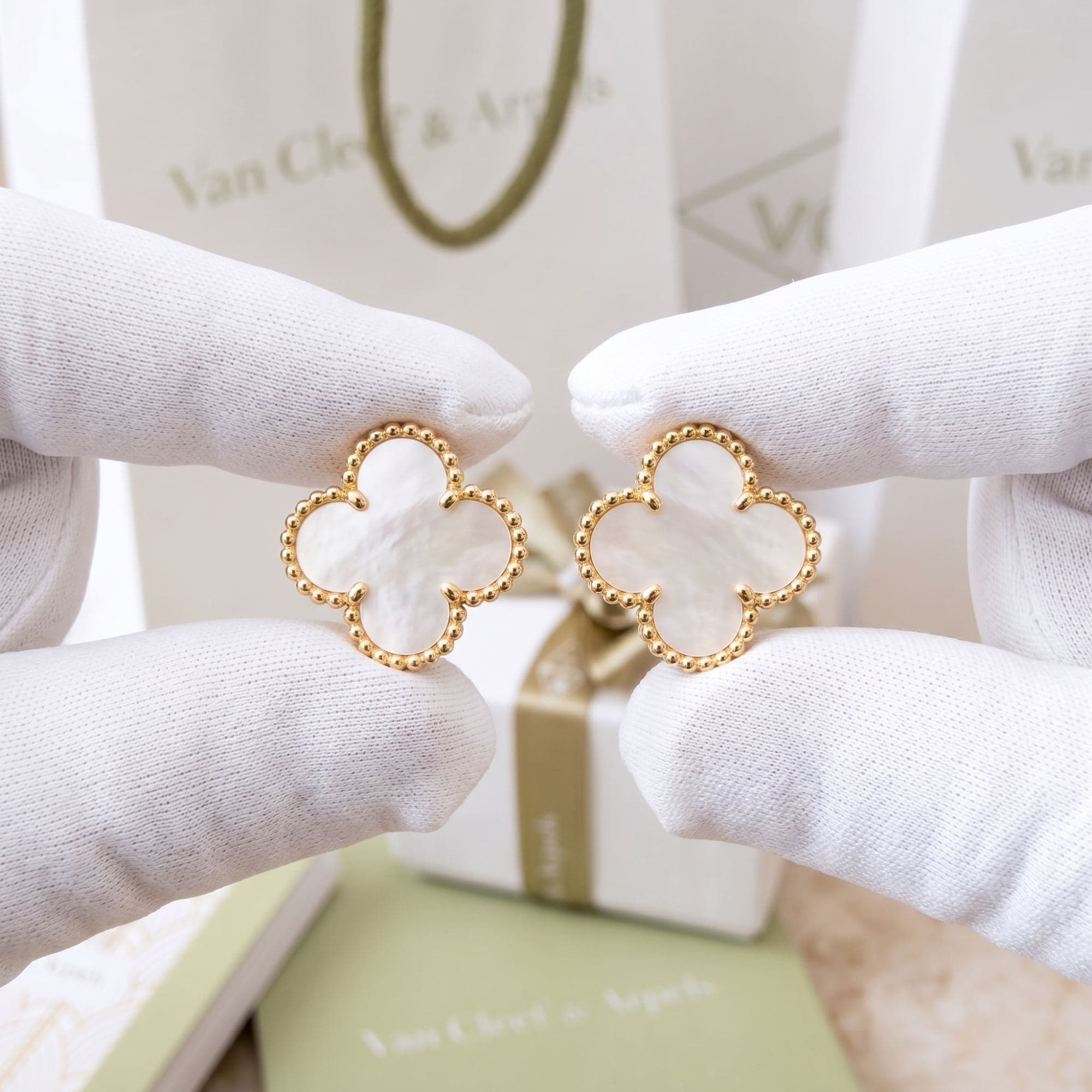 Серьги Van Cleef & Arpels Vintage Alhambra, желтое золото, белый перламутр — фото 2