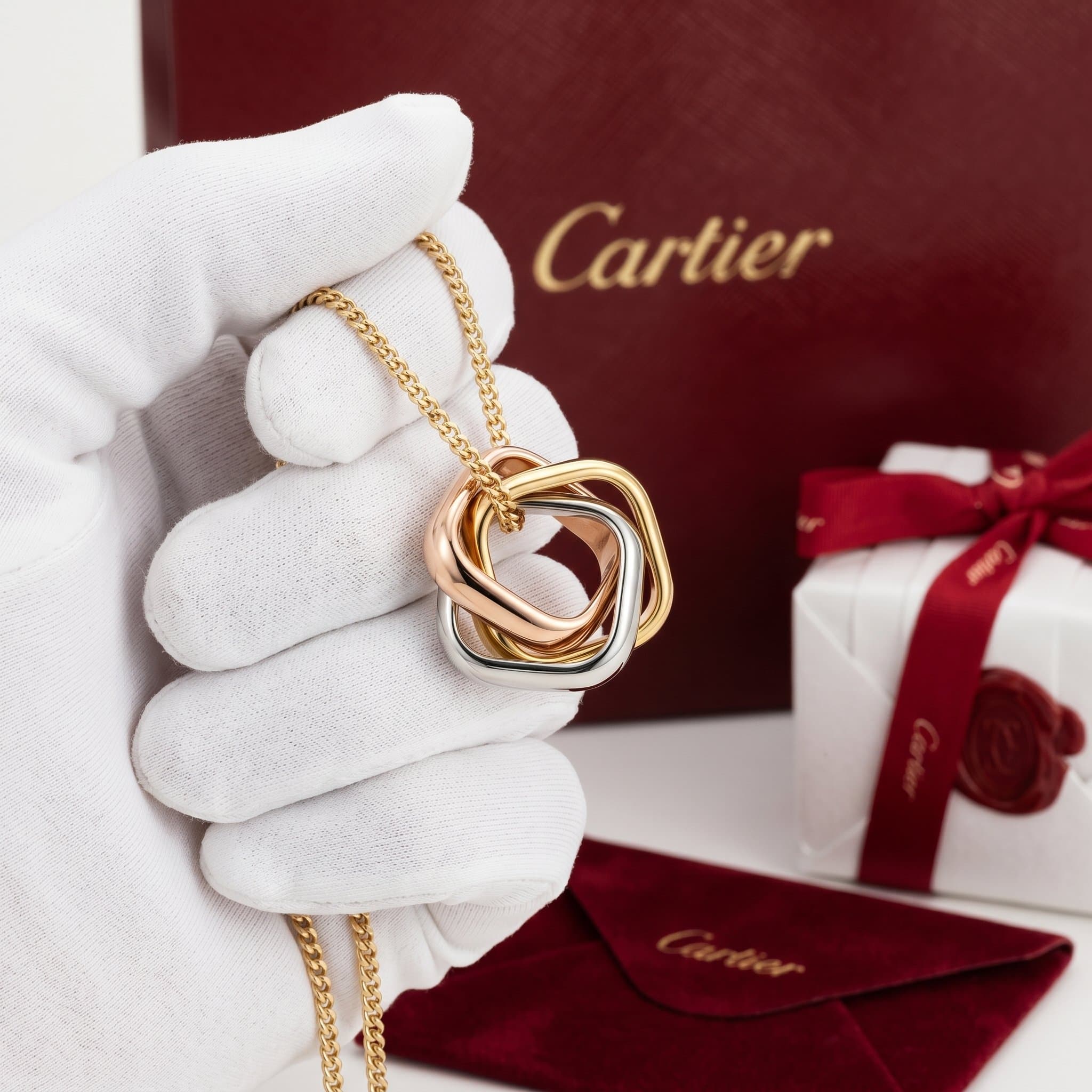 Золотая подвеска Cartier Trinity, форма кушон — фото 3