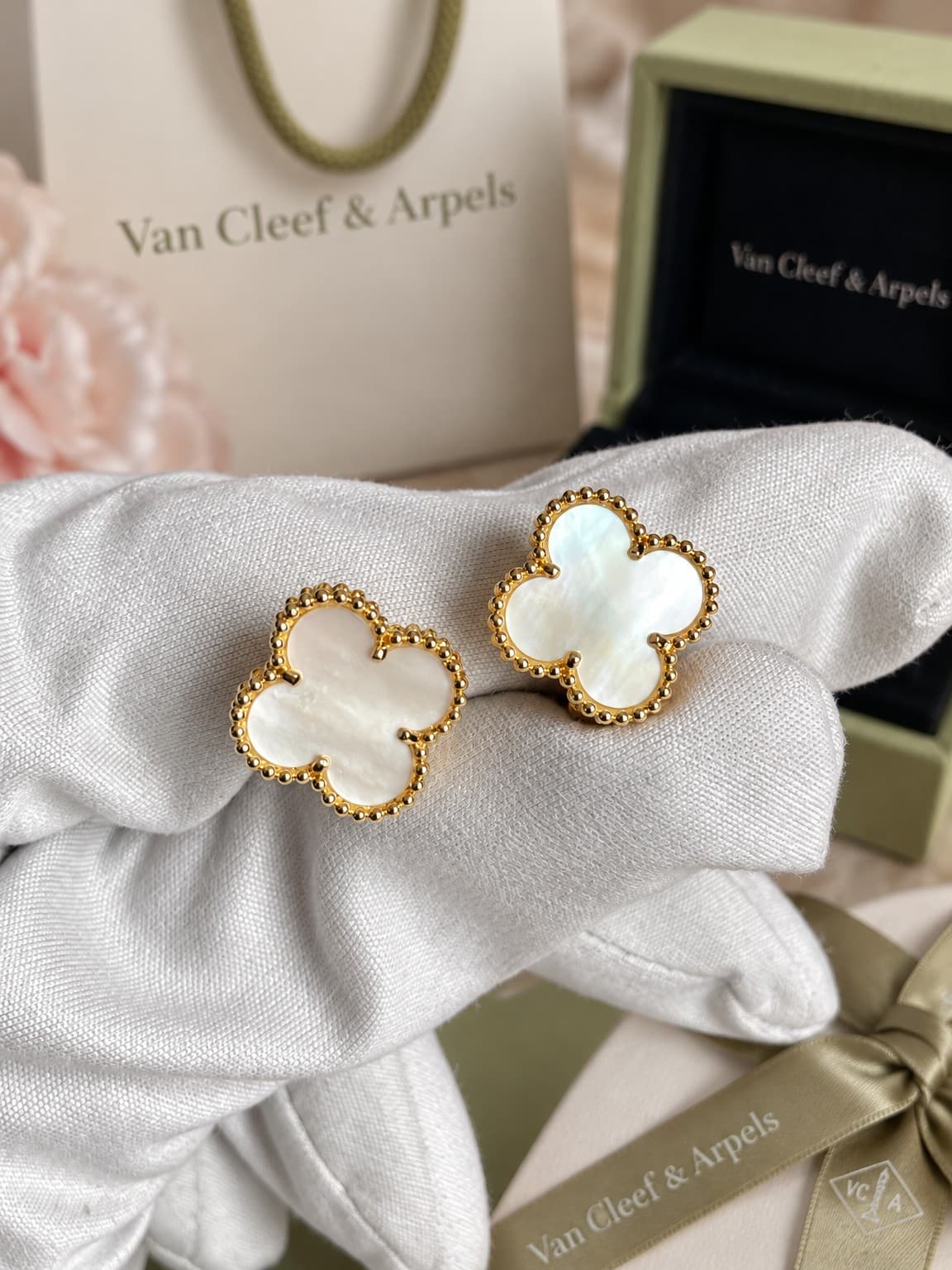 Van Cleef & Arpels Серьги Van Cleef Vintage Alhambra с перламутром 1,5 см