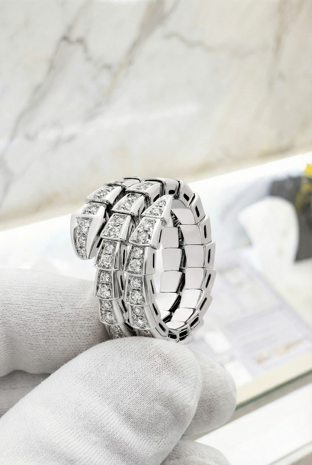 Золотое кольцо с бриллиантами Bulgari Serpenti Viper