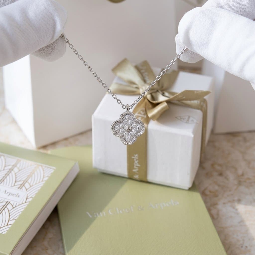 Кулон Van Cleef & Arpels Sweet Alhambra с бриллиантами, Белое золото