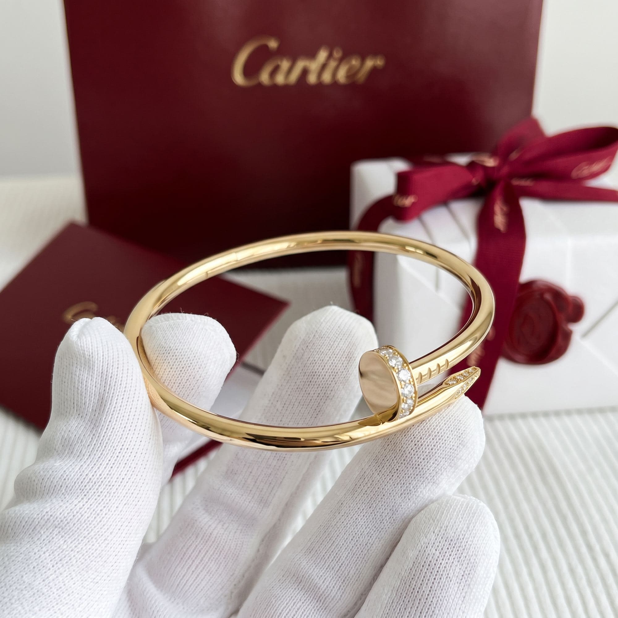 Золотой браслет Cartier Juste un Clou (гвоздь) с бриллиантами, классическая модель
