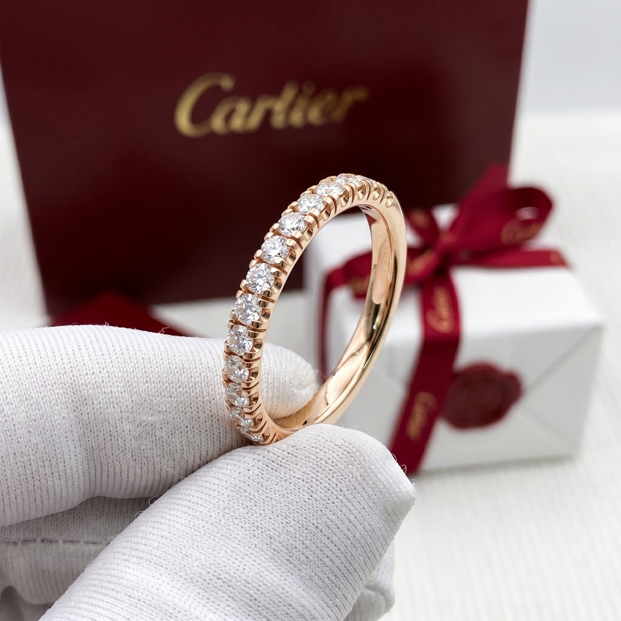 Золотое обручальное кольцо Cartier Étincelle с бриллиантами, ширина 2 мм, частичное паве
