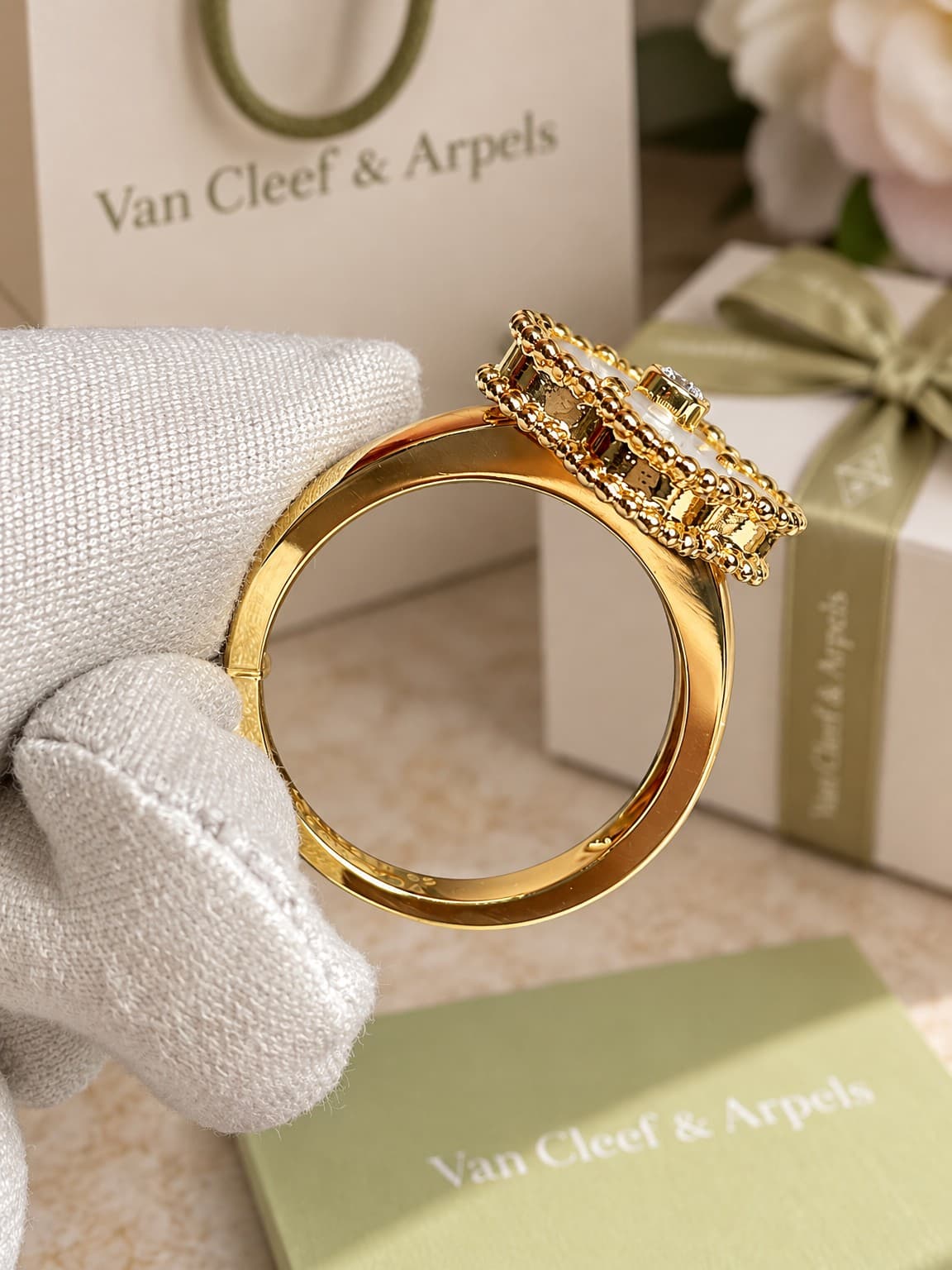 Кольцо Van Cleff с перламутром и 1 бриллиантом 0,05ct — фото 4