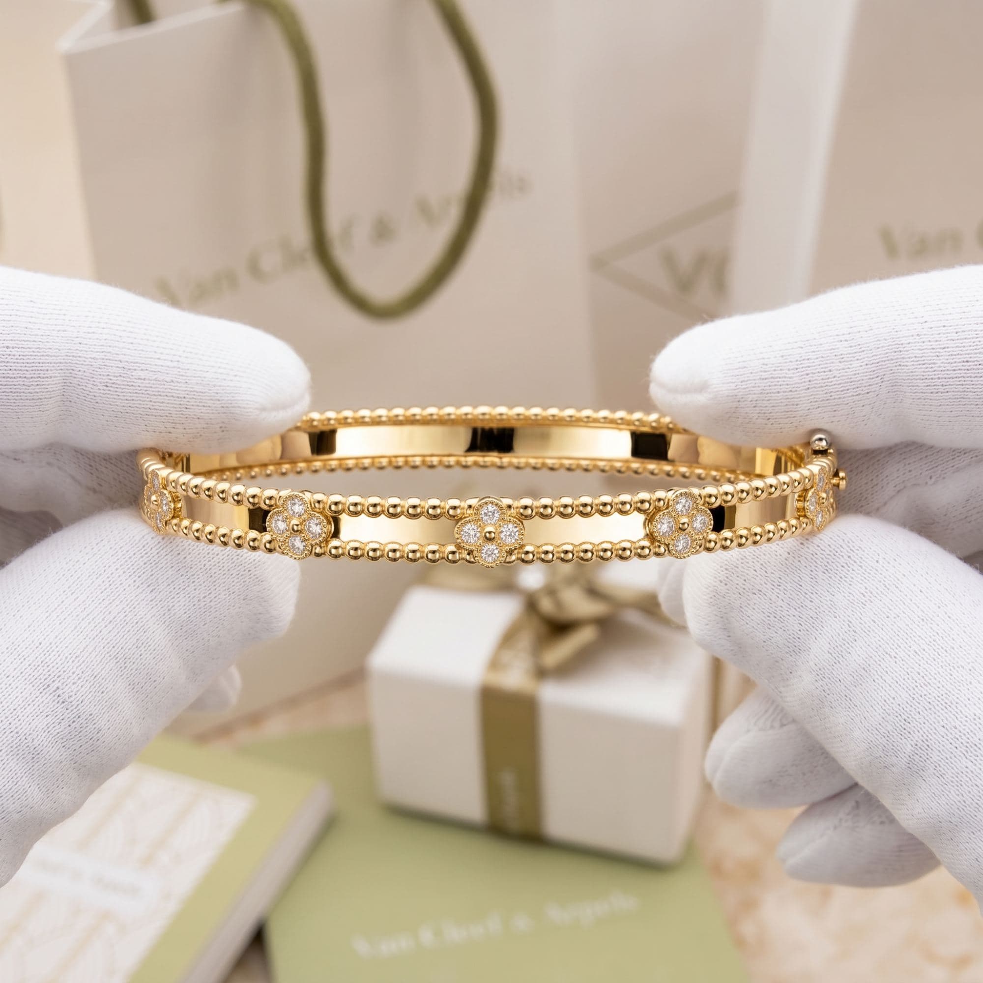 Браслет Van Cleef & Arpels Perlée sweet clovers, extra large model, Жёлтое золото