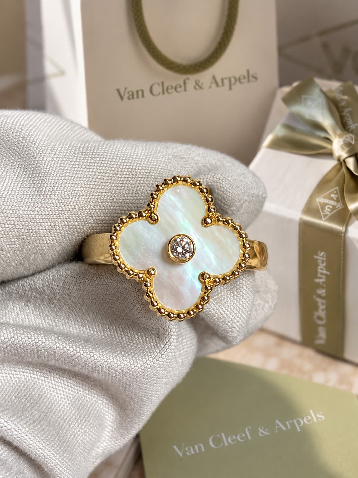 Кольцо Van Cleff с перламутром и 1 бриллиантом 0,05ct, Жёлтое золото
