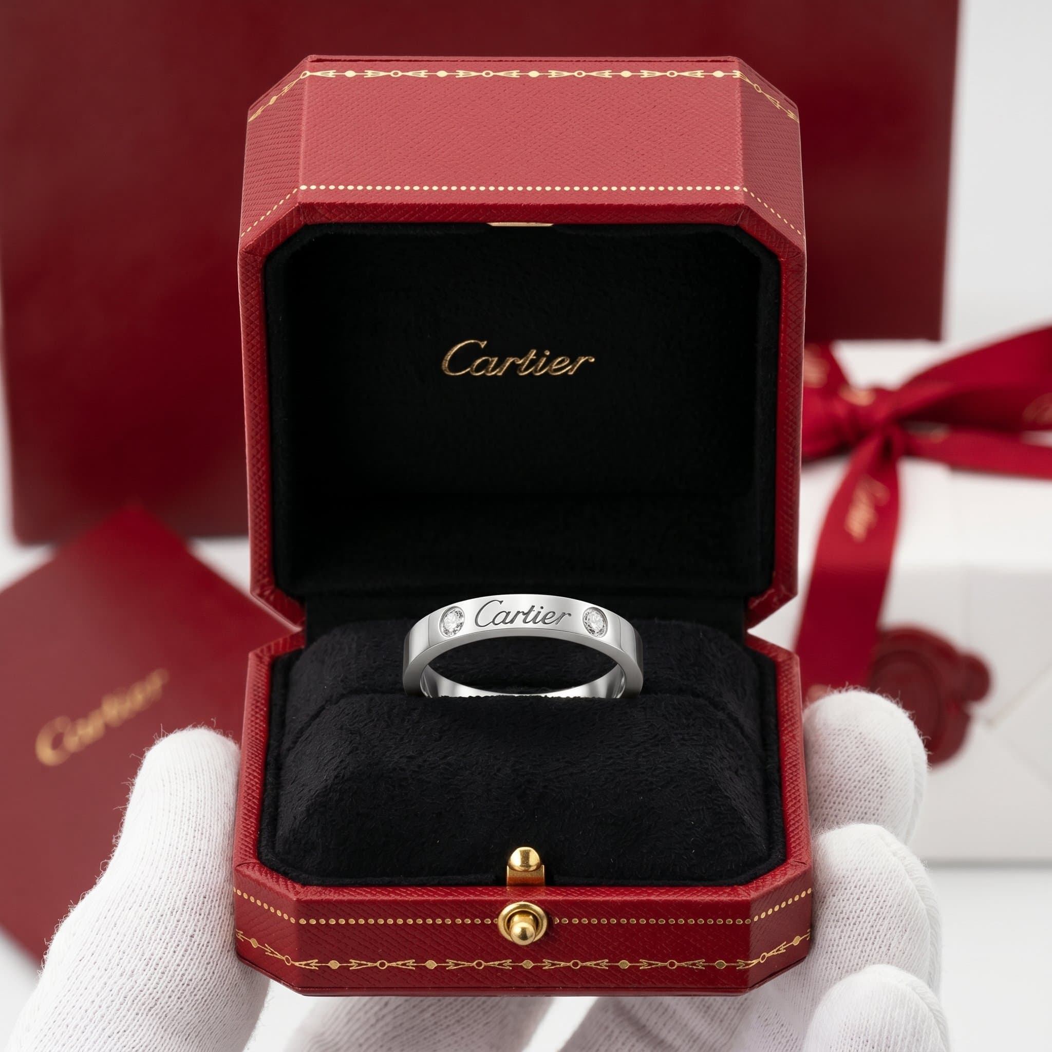 Золотое обручальное кольцо Cartier C de Cartier с бриллиантами, ширина 3 мм, 2 бриллианта