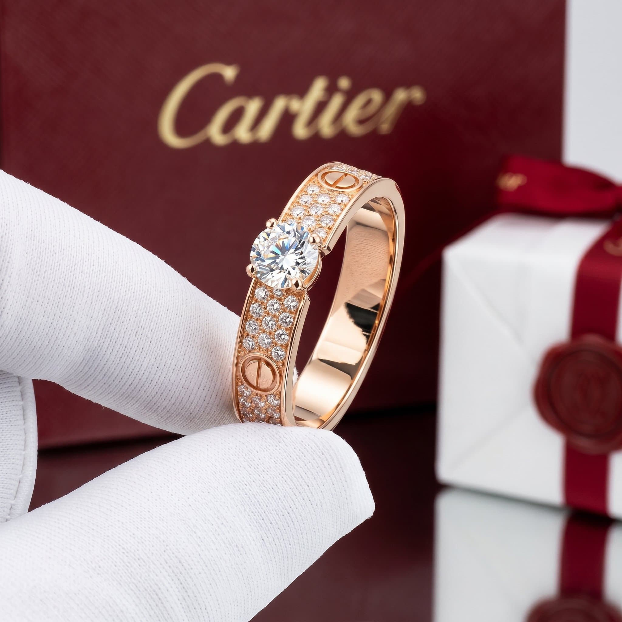 Золотое кольцо-солитер Cartier Love с бриллиантами, бриллиант круглой огранки, паве
