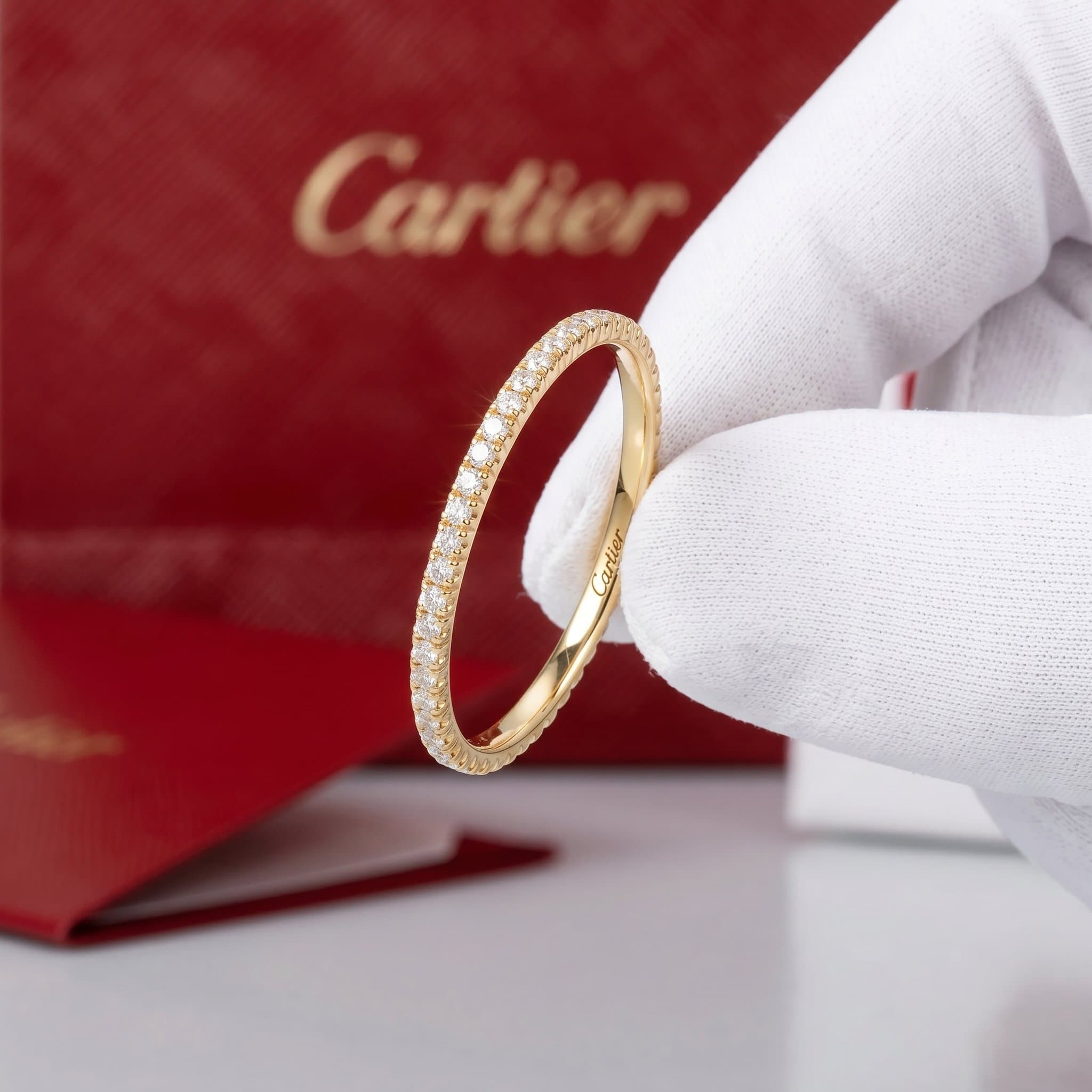Золотое обручальное кольцо Cartier Étincelle с бриллиантами, ширина 1,5 мм, паве