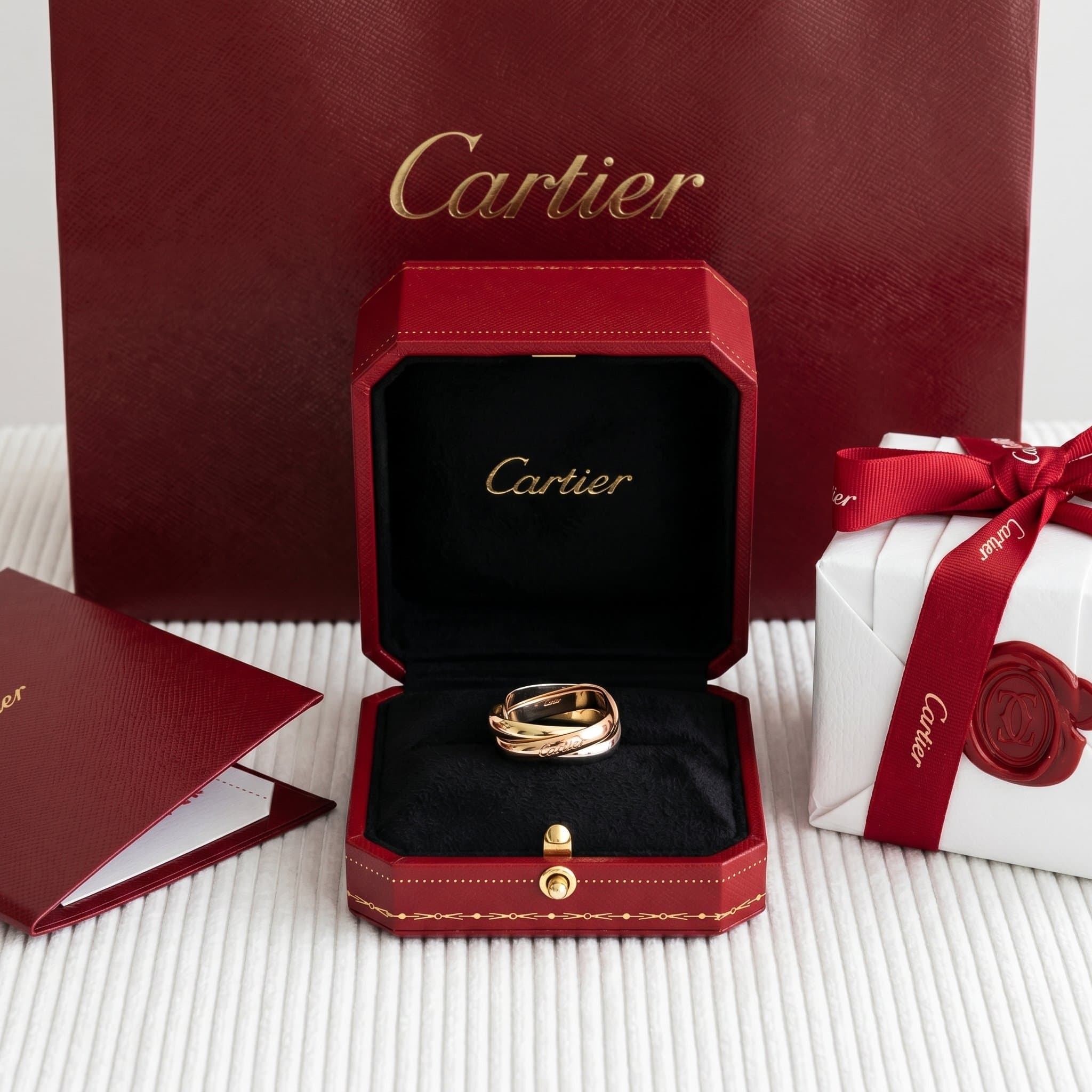 Золотое кольцо Cartier Trinity, форма кушон, классическая модель — фото 2