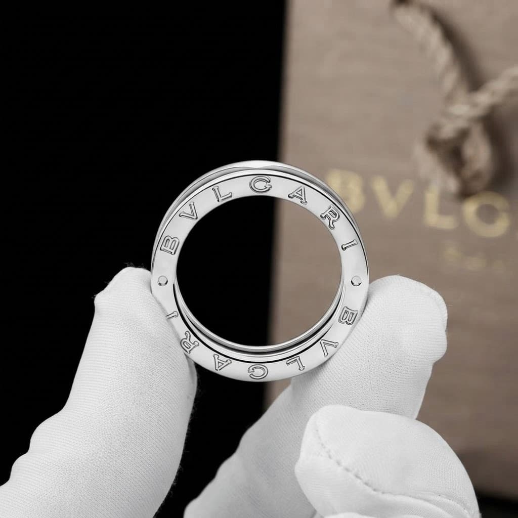 Кольцо B.zero1 Bvlgari, 3 полосы, белое золото — фото 4