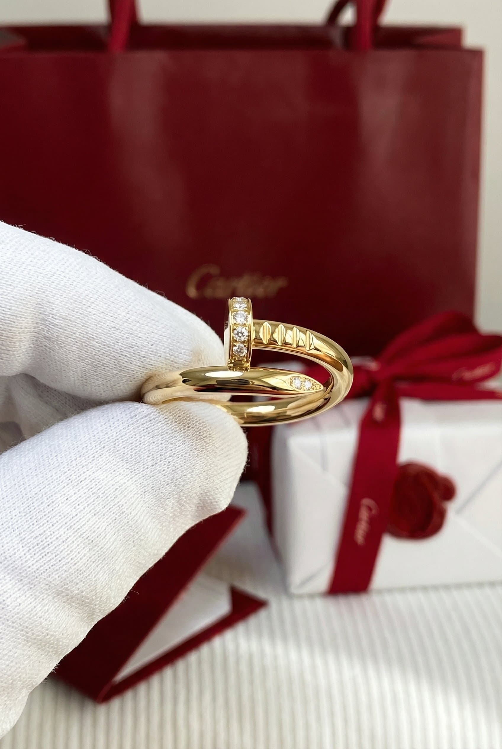 Золотое кольцо Cartier Juste un Clou с бриллиантами