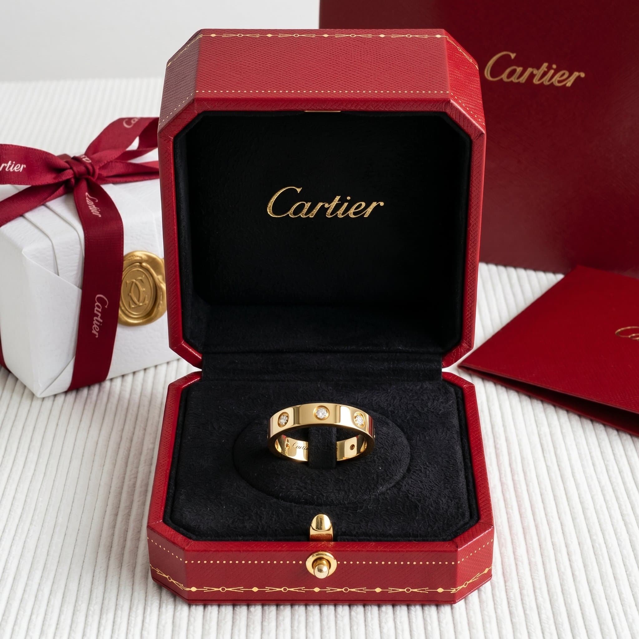 Золотое кольцо Cartier Love с бриллиантами, малая модель, 8 бриллиантов — фото 2