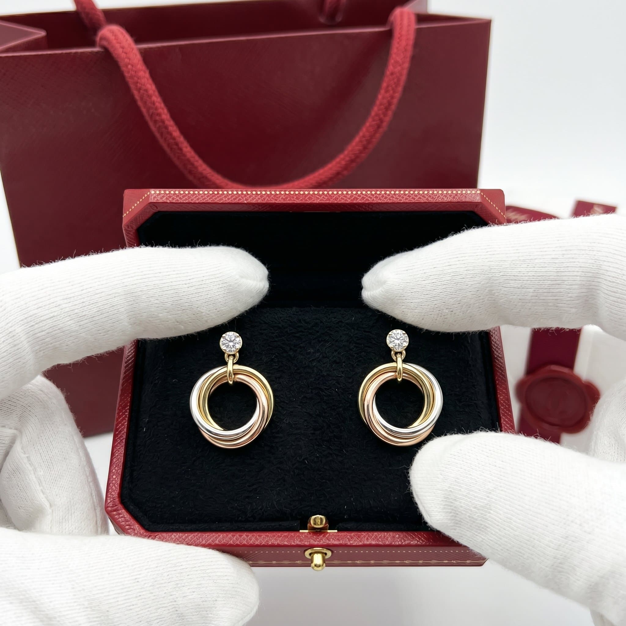 Золотые серьги Cartier Trinity с бриллиантами, круглая огранка — фото 2