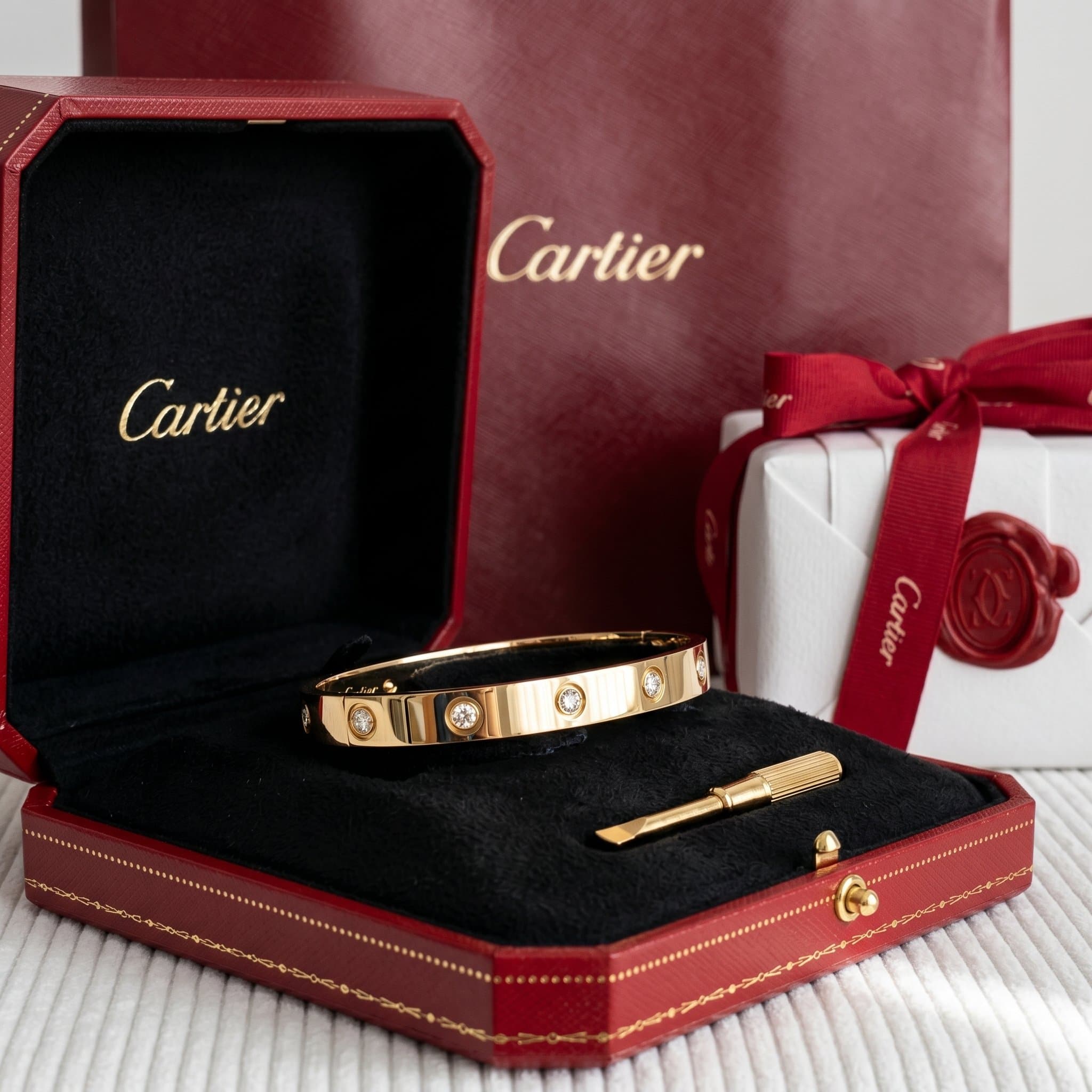 Золотой браслет Cartier Love с бриллиантами, классическая модель, 10 бриллиантов — фото 5