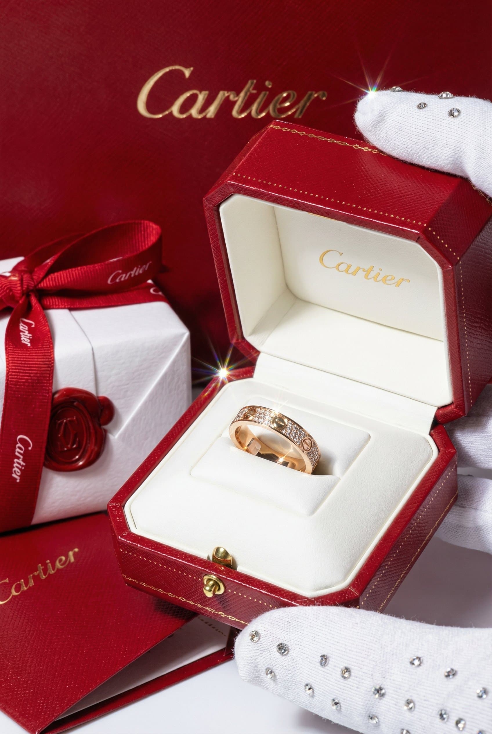 Золотое обручальное кольцо Cartier Love с бриллиантами — фото 3