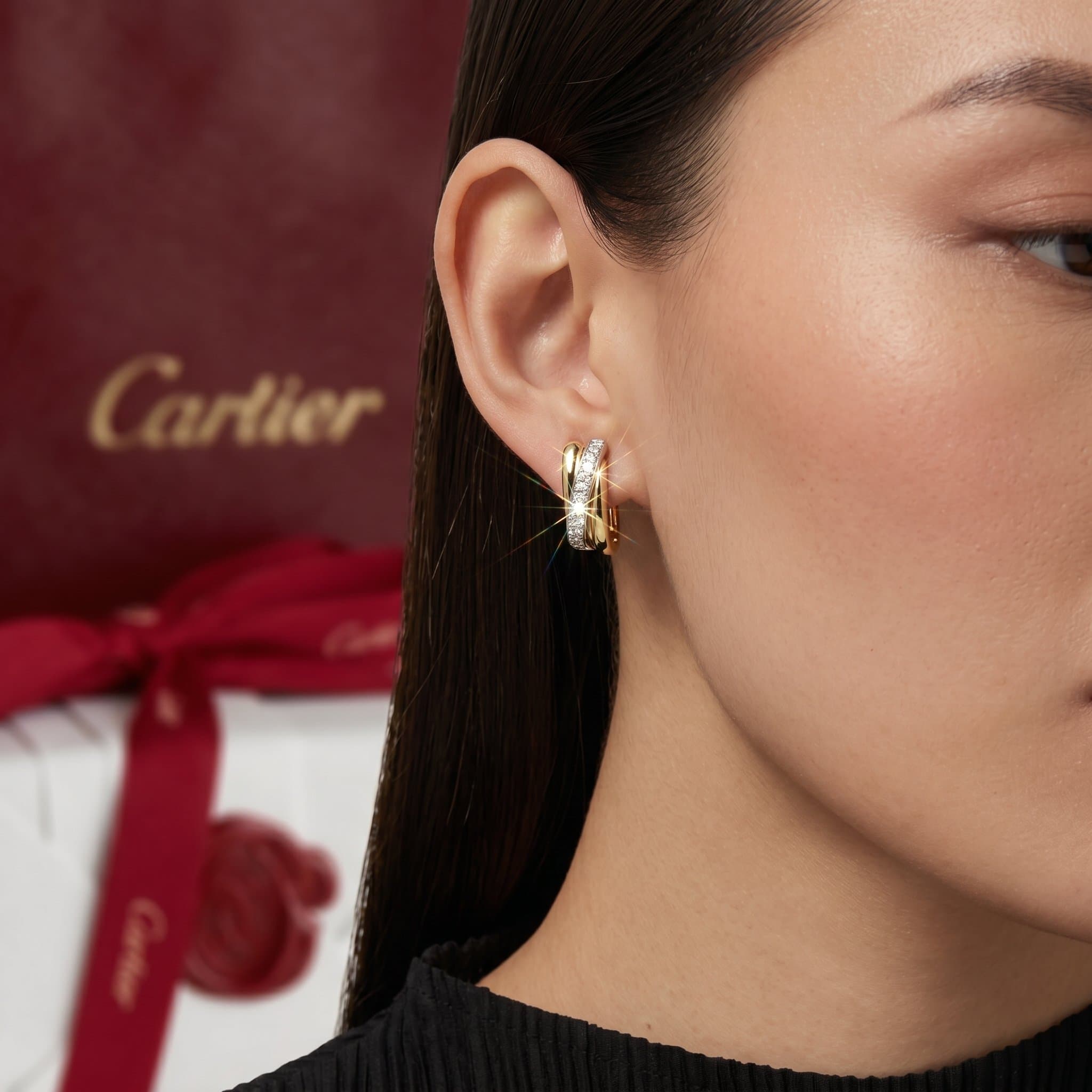Золотые серьги Cartier Trinity с бриллиантами, форма кушон, частичное паве — фото 2