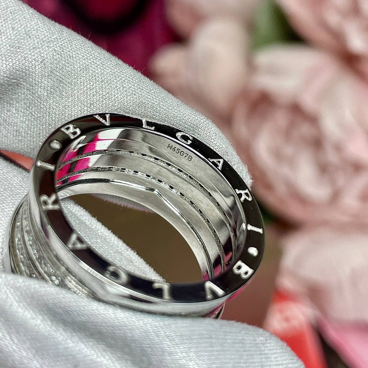 Кольцо Bulgari B.Zero1 3 ряда с бриллиантами (белое золото 585) — фото 6
