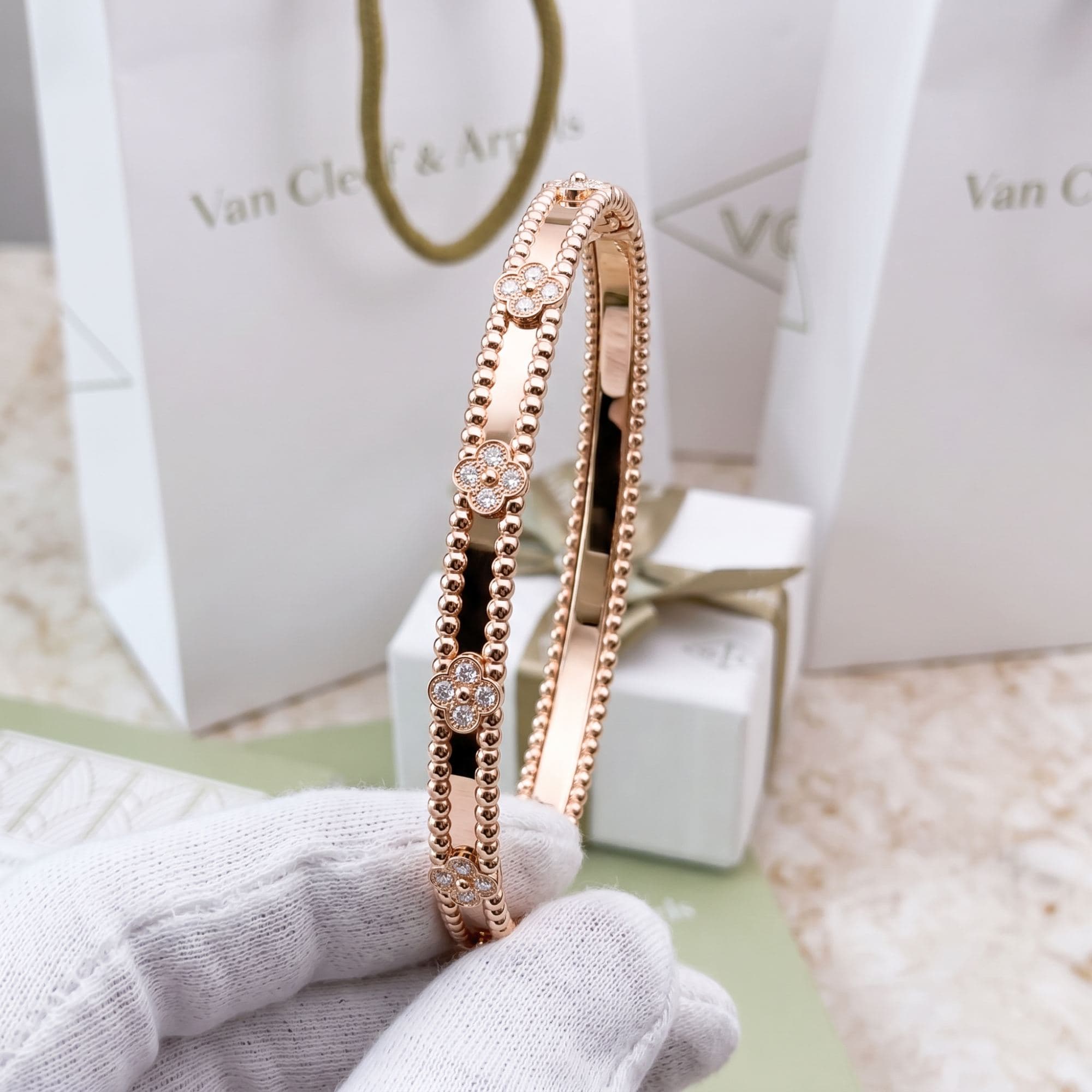 Браслет Van Cleef & Arpels Perlée sweet clovers, средняя модель