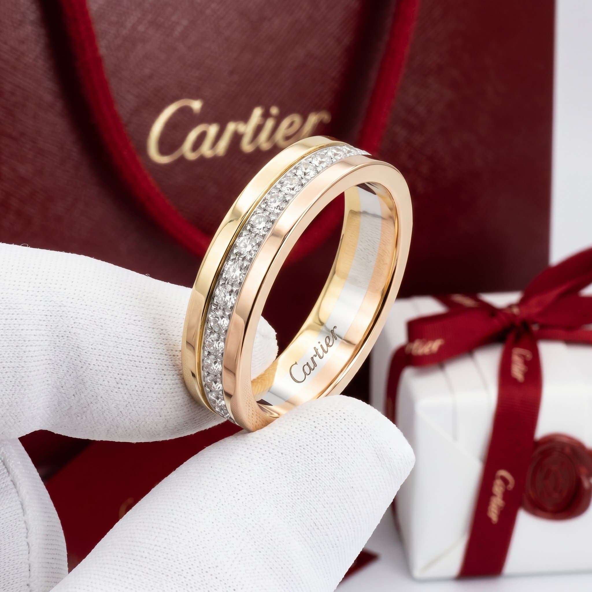 Золотое обручальное кольцо Cartier Vendôme с бриллиантами, ширина 4,8 мм, паве — фото 4