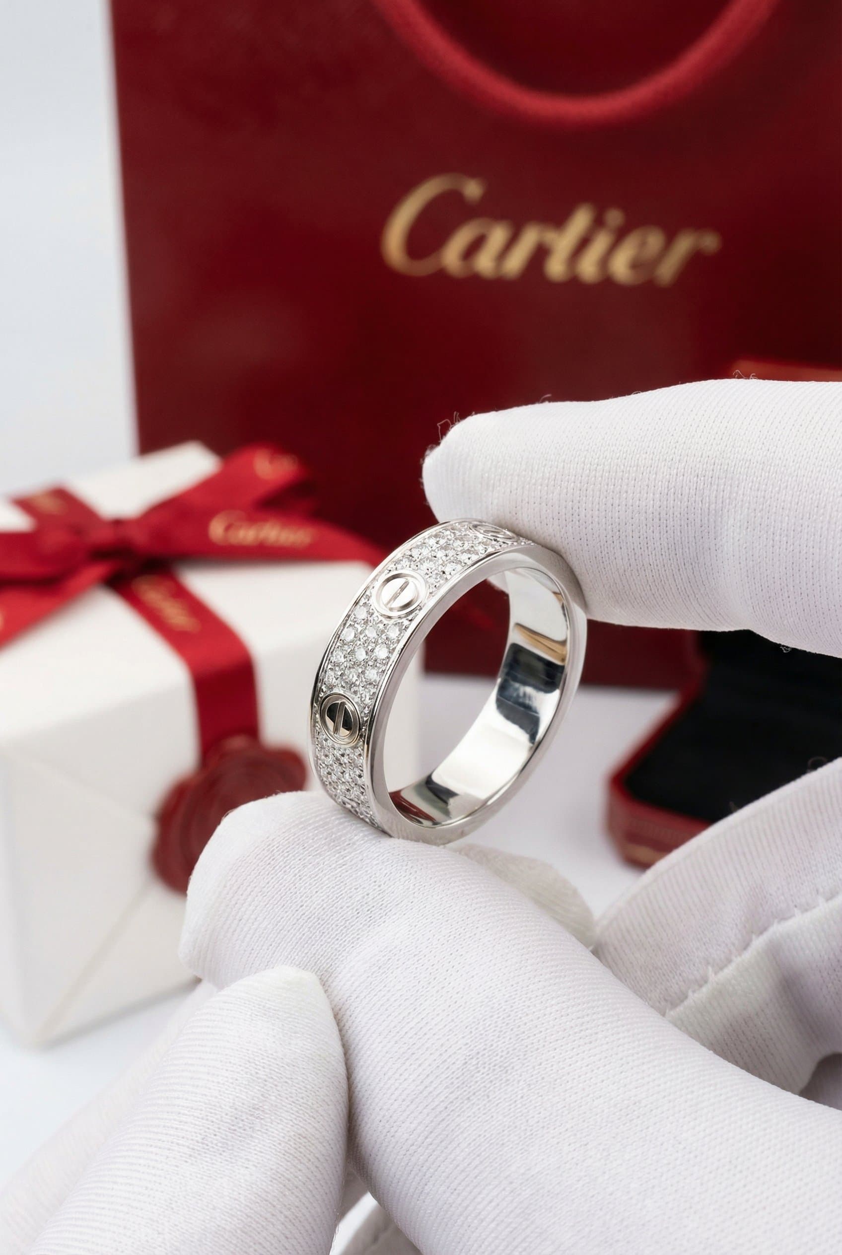 Золотое кольцо Cartier Love с бриллиантами