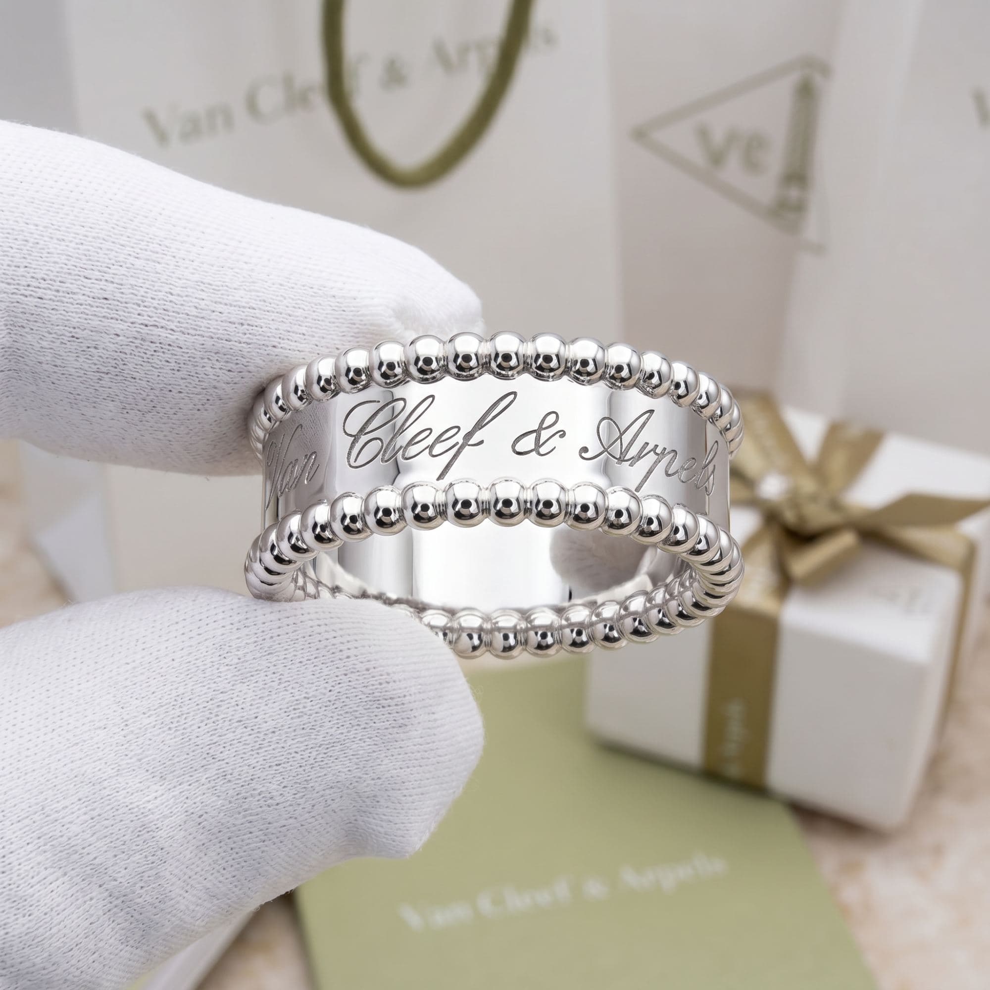 Кольцо Van Cleef & Arpels Perlée signature из белого золота, Белое золото