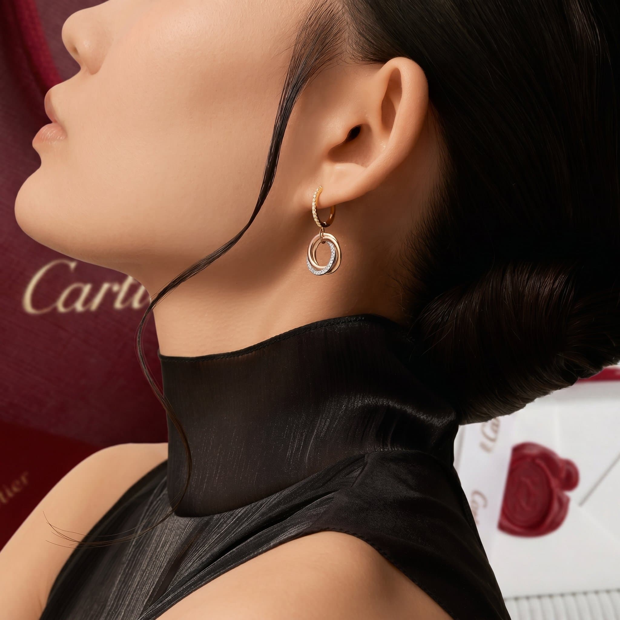 Золотые серьги Cartier Trinity с бриллиантами, частичное паве — фото 2