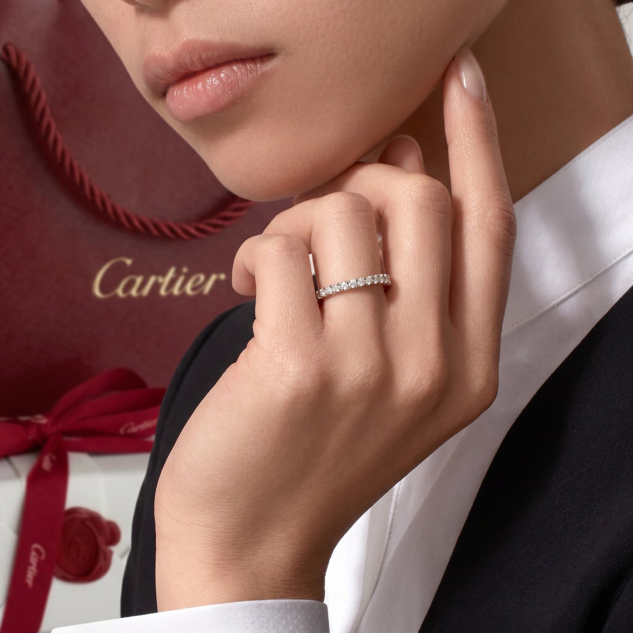 Золотое обручальное кольцо Cartier Étincelle с бриллиантами, ширина 2,6 мм, паве