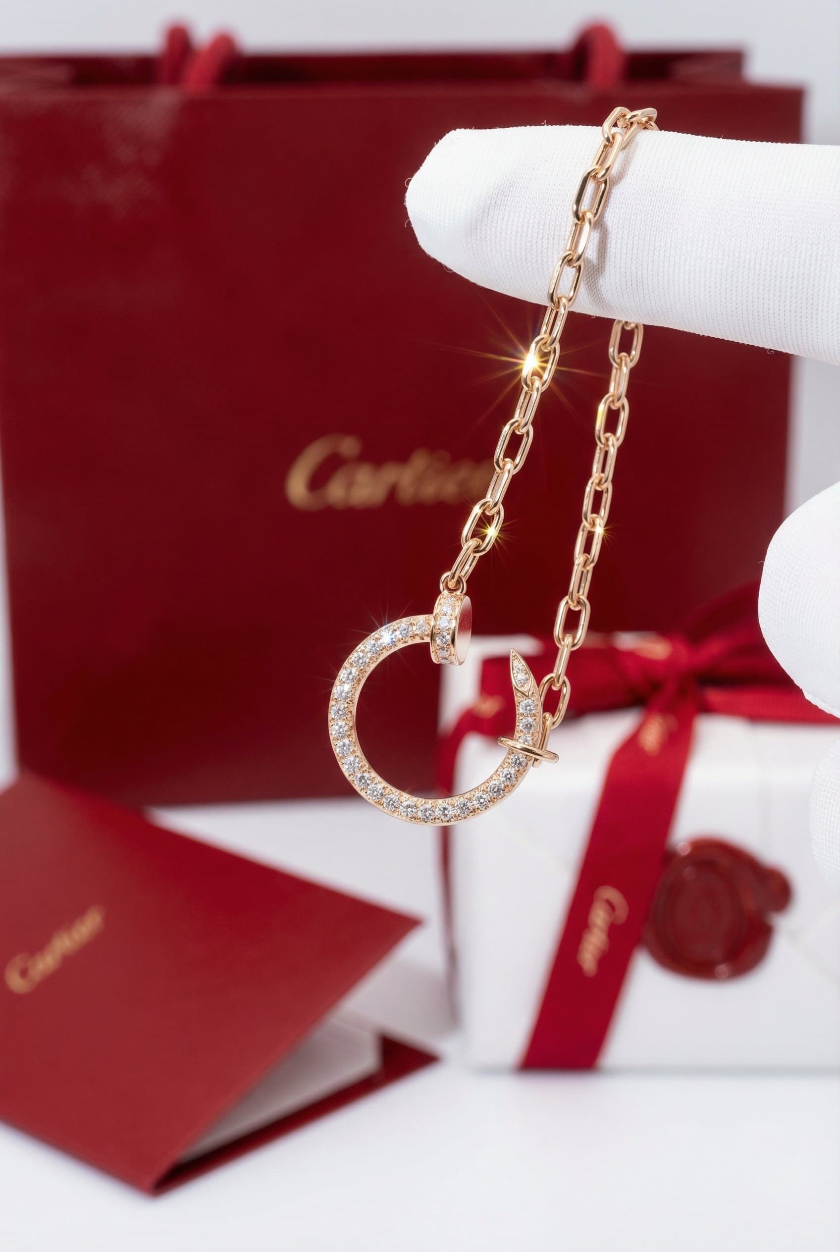 Золотое колье Cartier Juste un Clou с бриллиантами