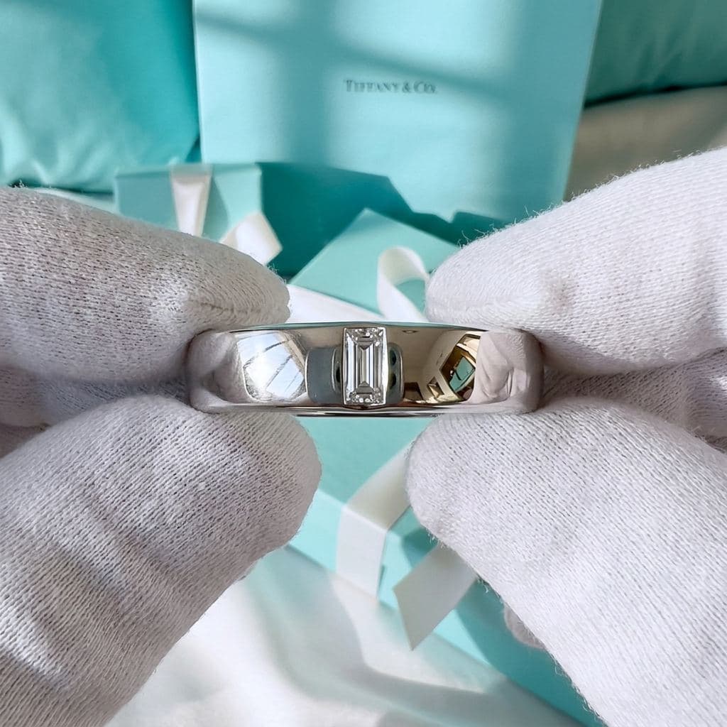 Кольцо Tiffany Essential Band из платины с бриллиантом, 5 мм