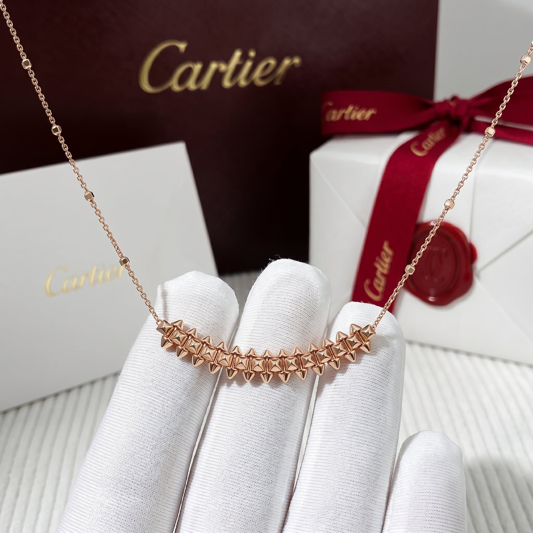Золотая подвеска Cartier Clash, малая модель