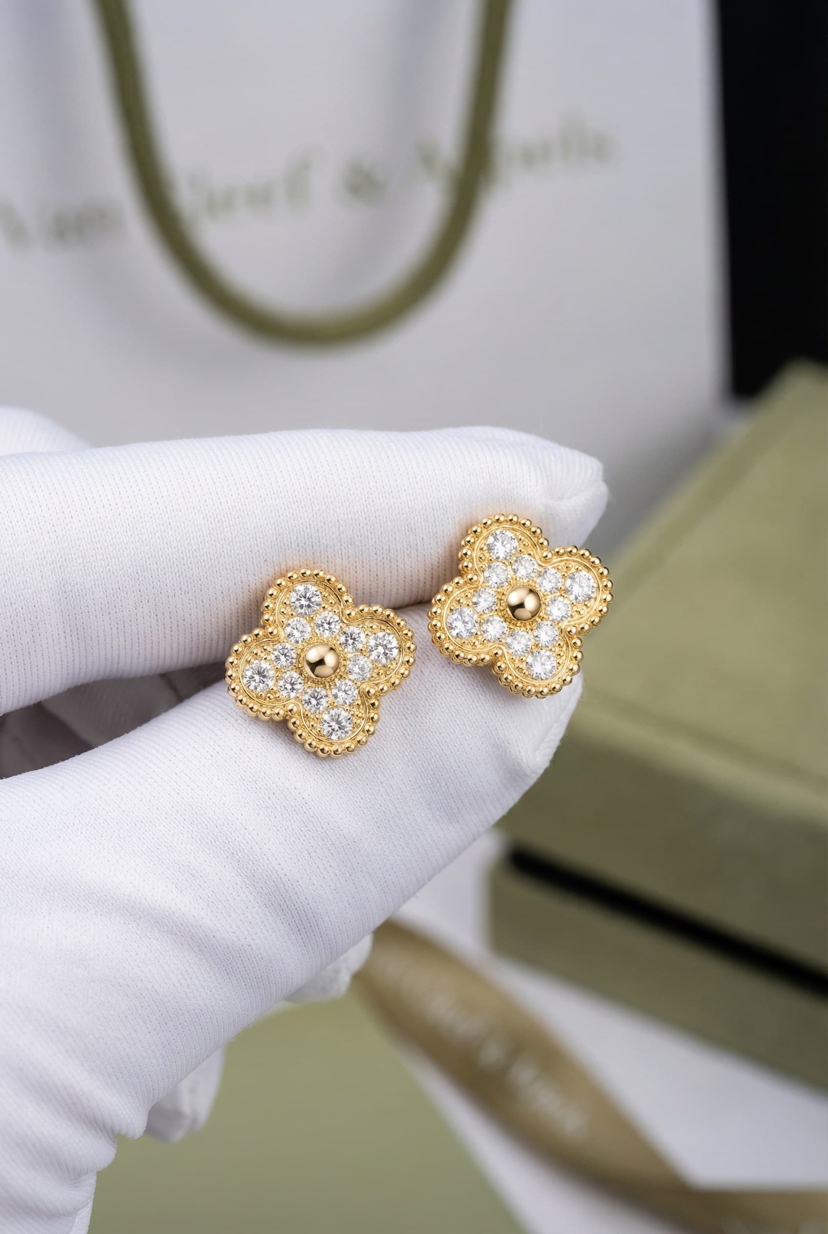 Van Cleef & Arpels Золотые серьги с бриллиантами Van Cleef Vintage Alhambra